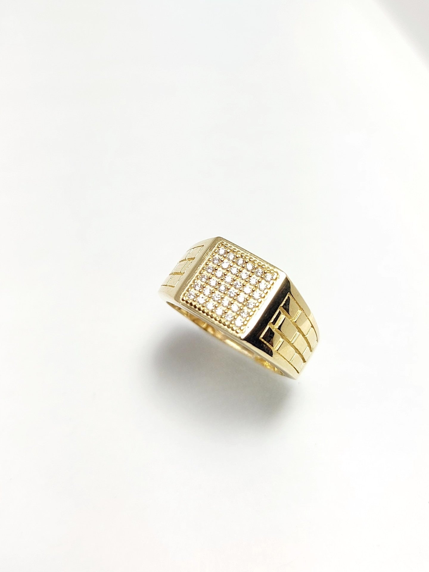10k Gold Ring with Brick bonding design