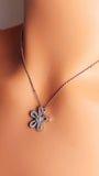 Collier fleur en or blanc massif 14 carats, entièrement pavé de diamants.