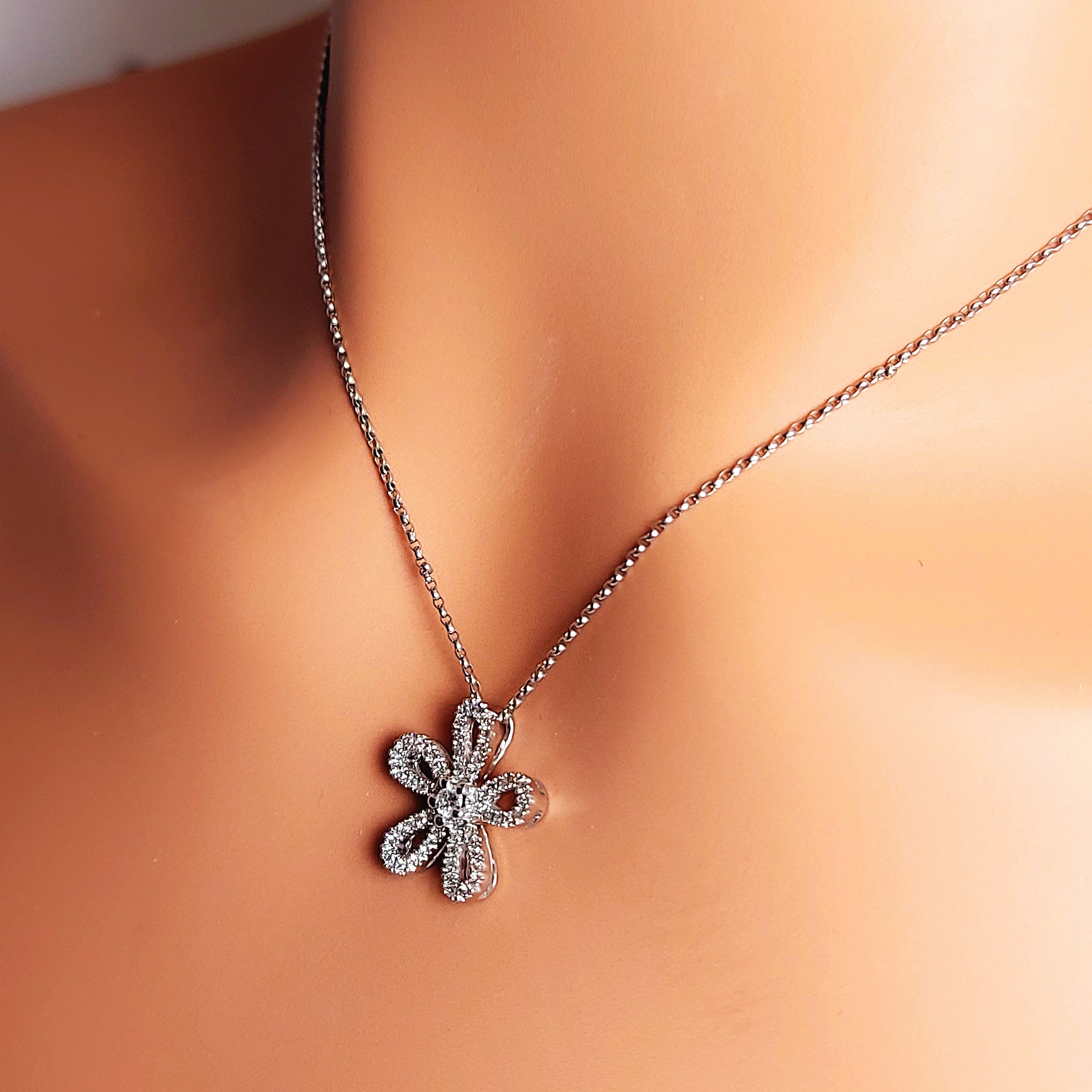 Collier fleur en or blanc massif 14 carats, entièrement pavé de diamants.
