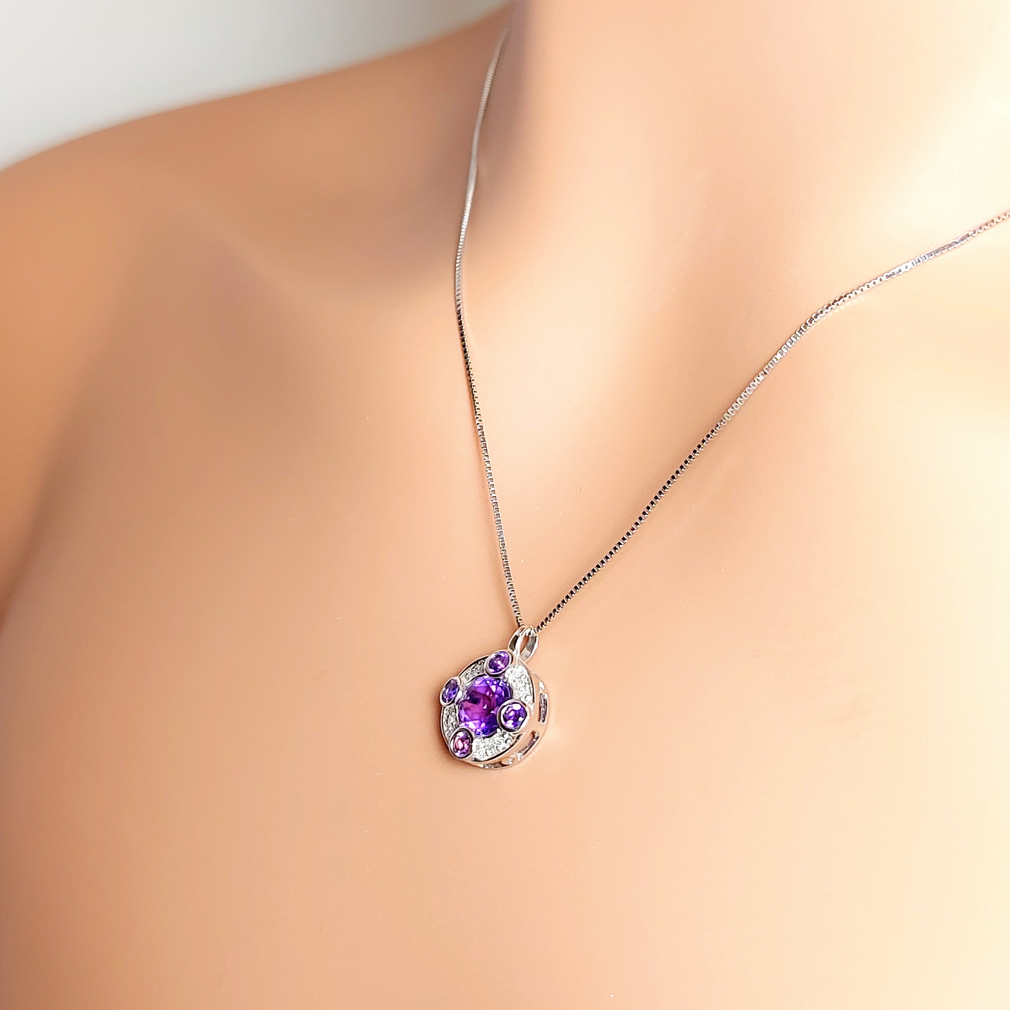 Collier en or blanc massif 14 carats, rond avec améthystes et diamants naturels