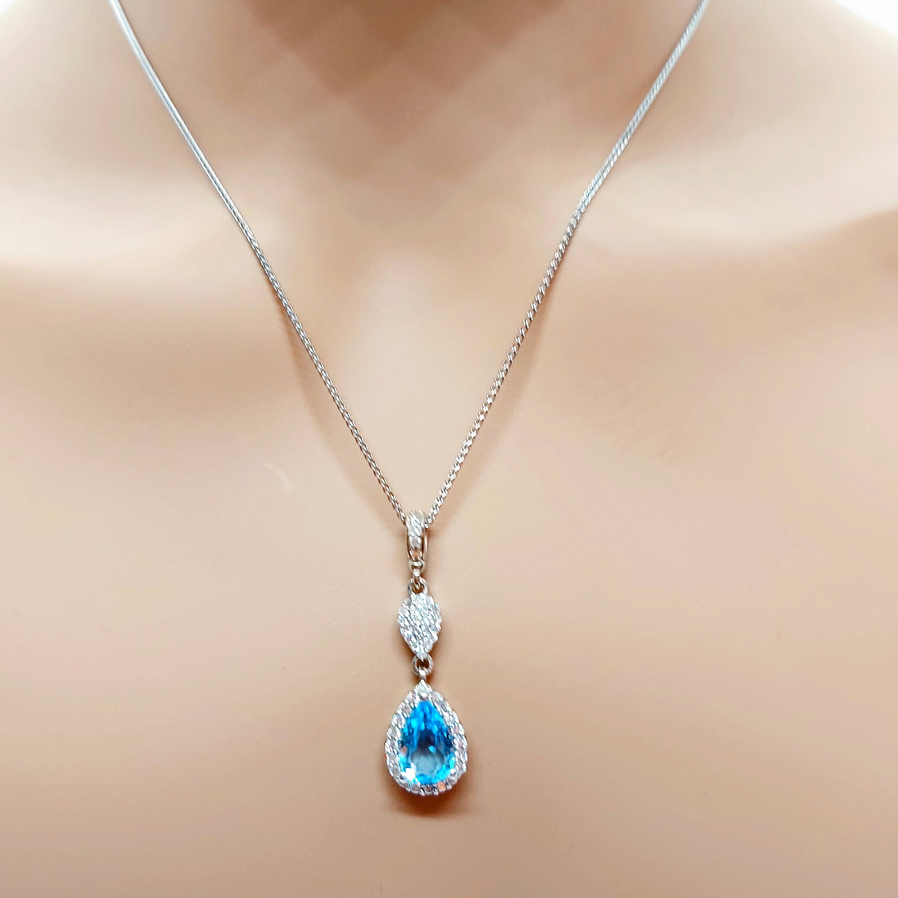 Collier poire 14 carats topaze bleue avec diamants