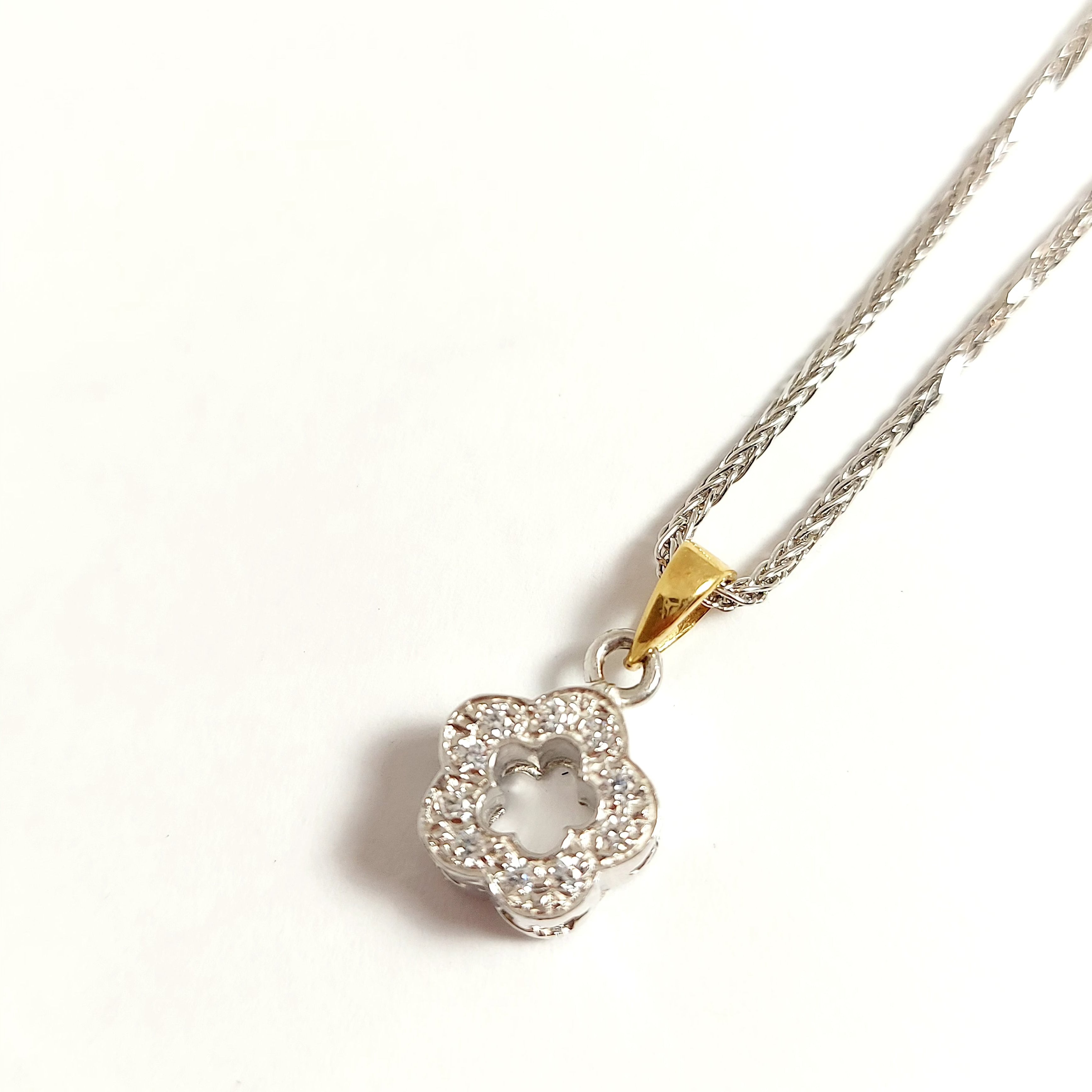 Pendentif fleur en or blanc 18 carats massif avec pierres CZ