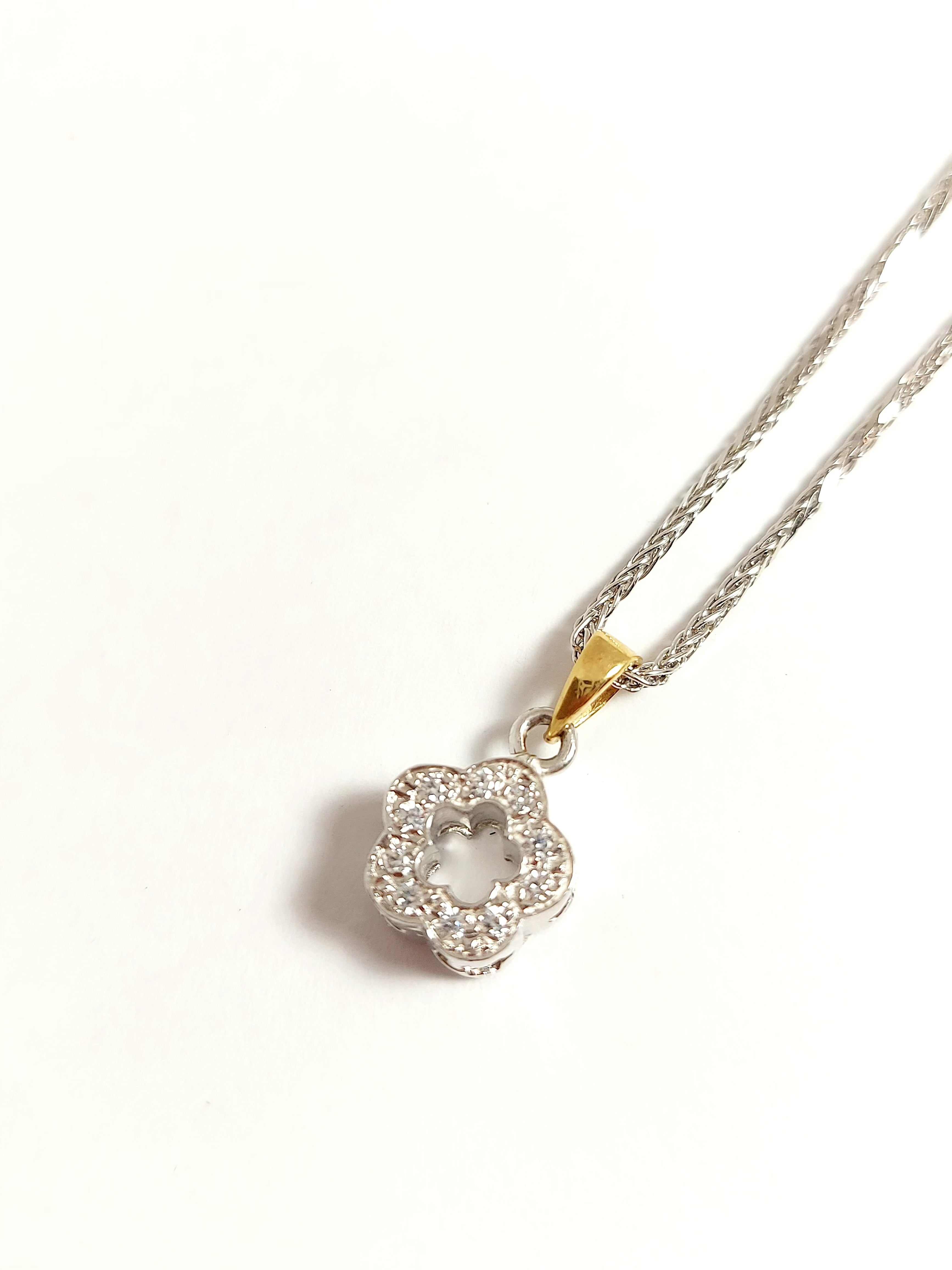 Pendentif fleur en or blanc 18 carats massif avec pierres CZ