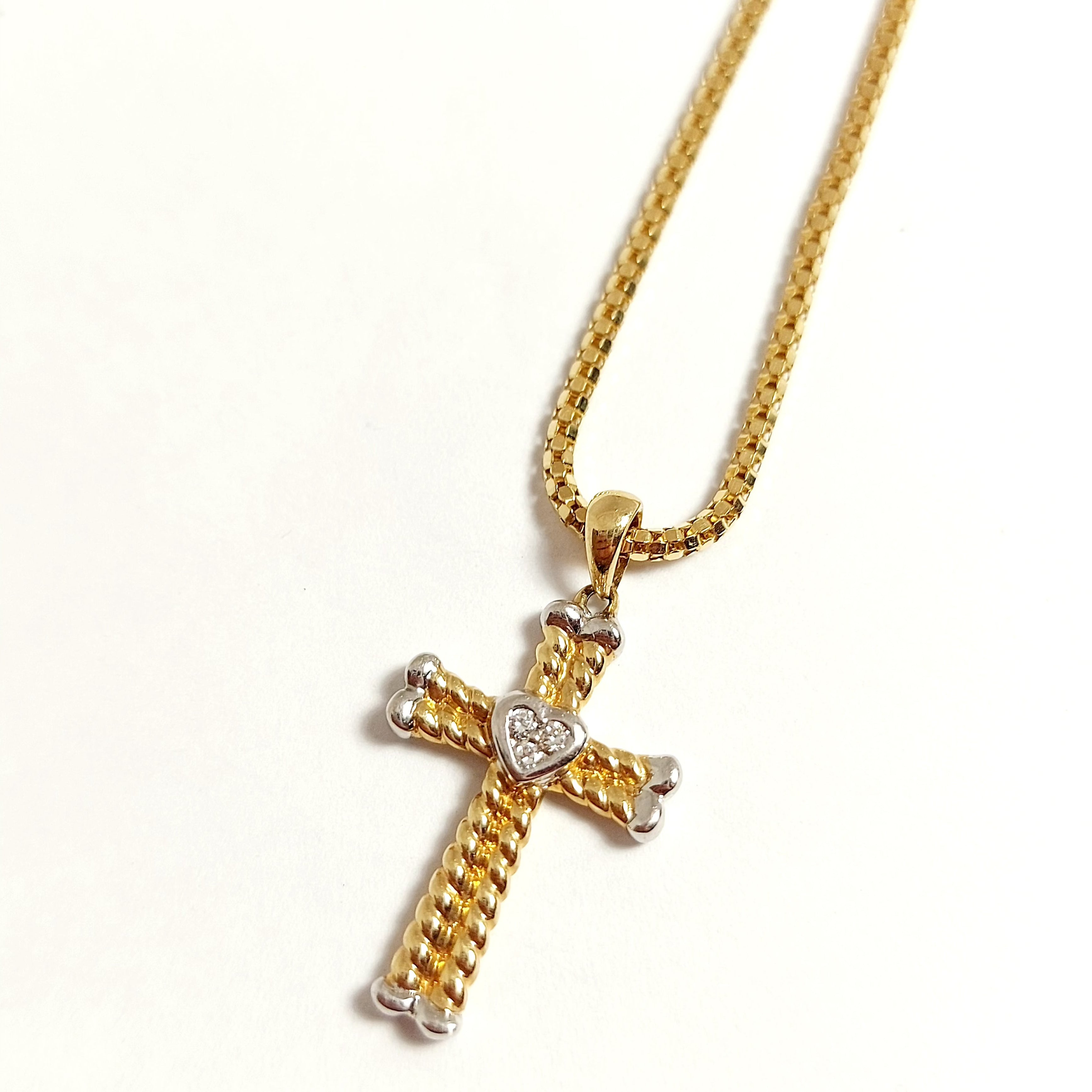 Croix en or massif 14 carats bicolore avec cœur