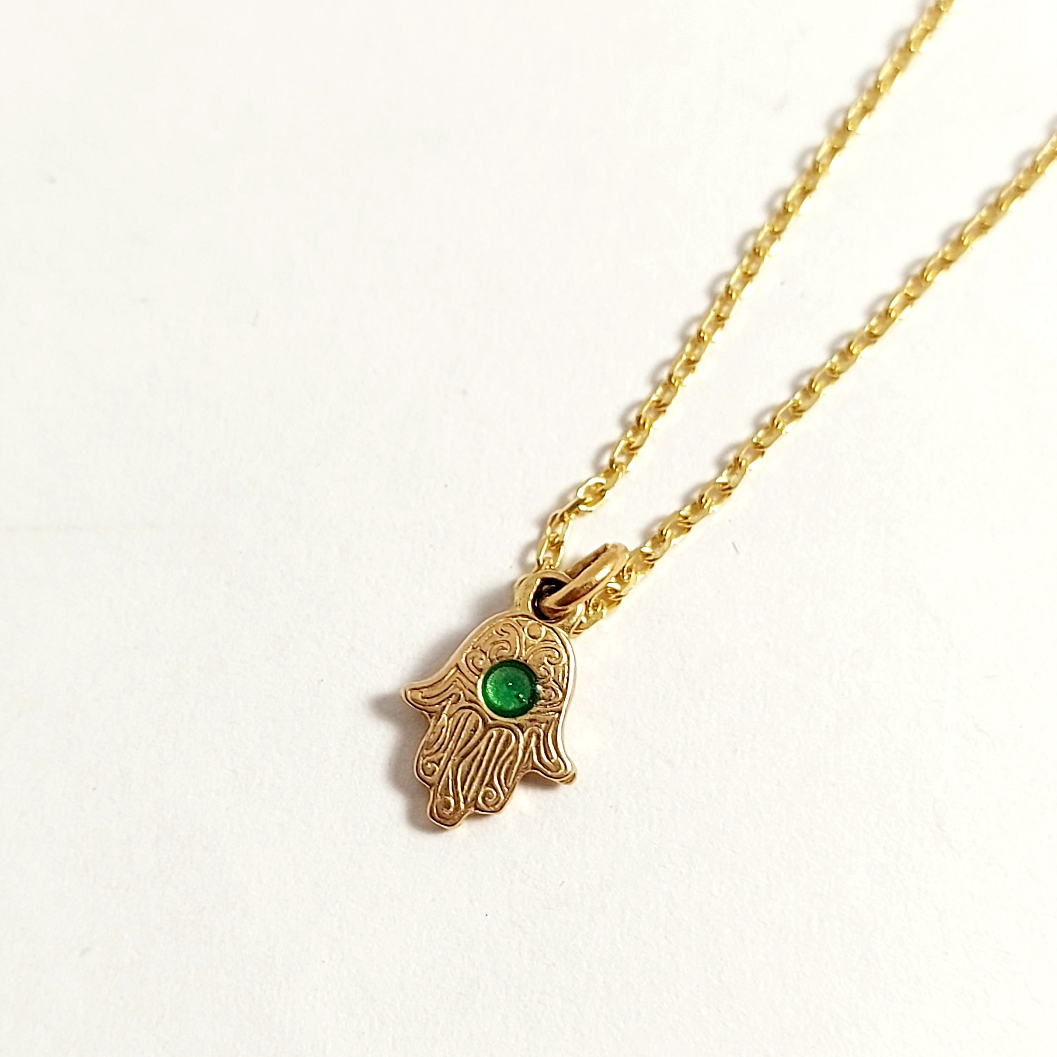Pendentif Hamsa miniature en or massif 14 carats avec pierre précieuse verte
