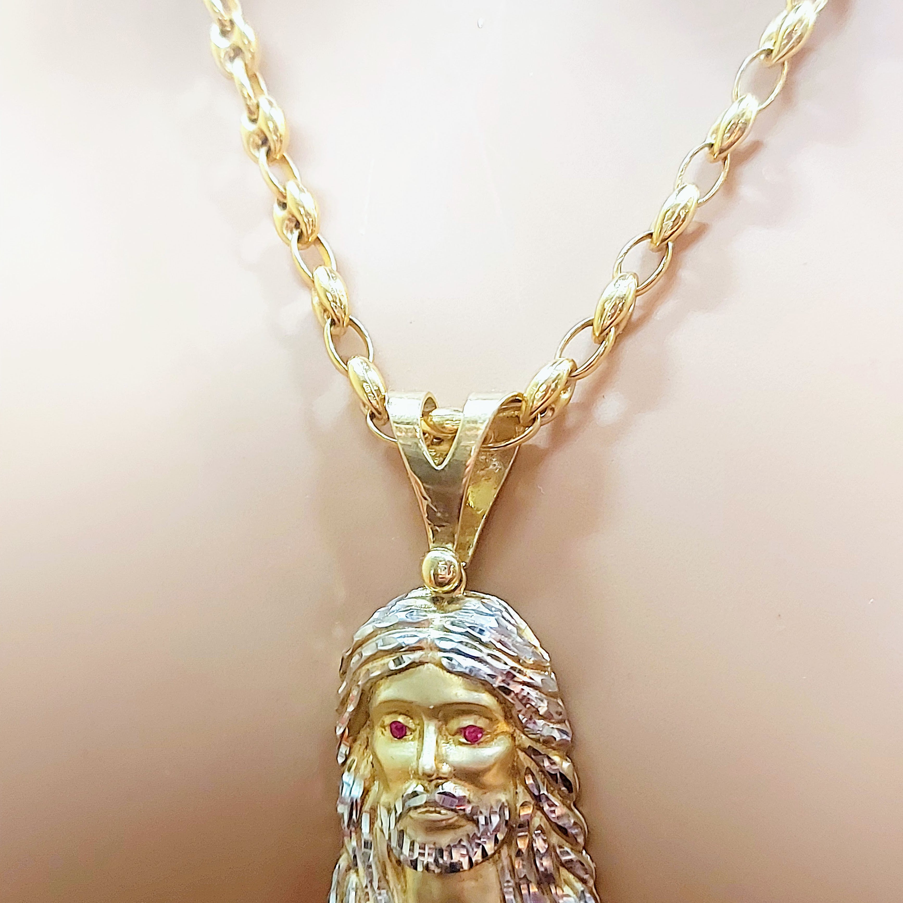 Pendentif tête de Jésus en or avec yeux en rubis