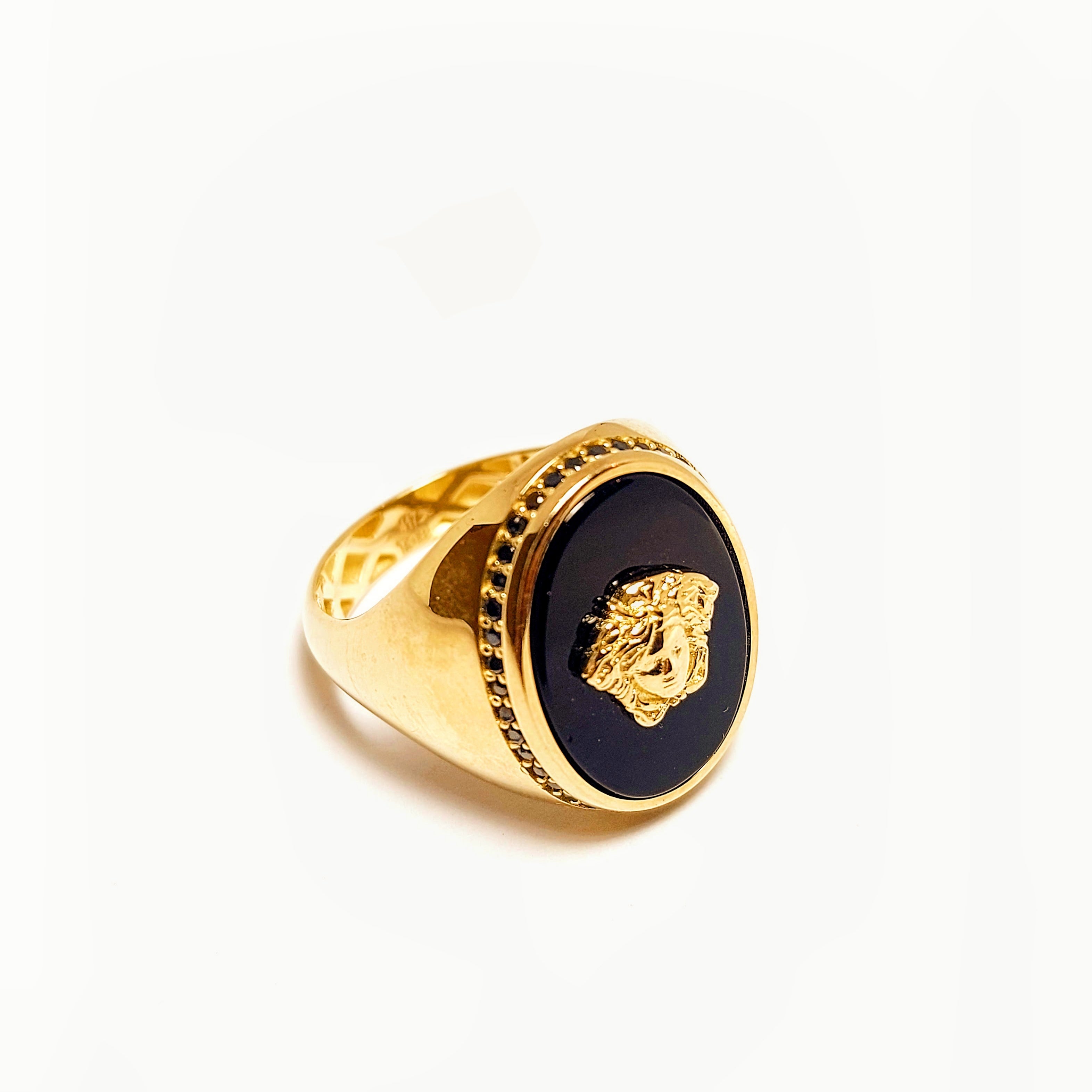 Bague en or 10 carats avec Méduse sur onyx