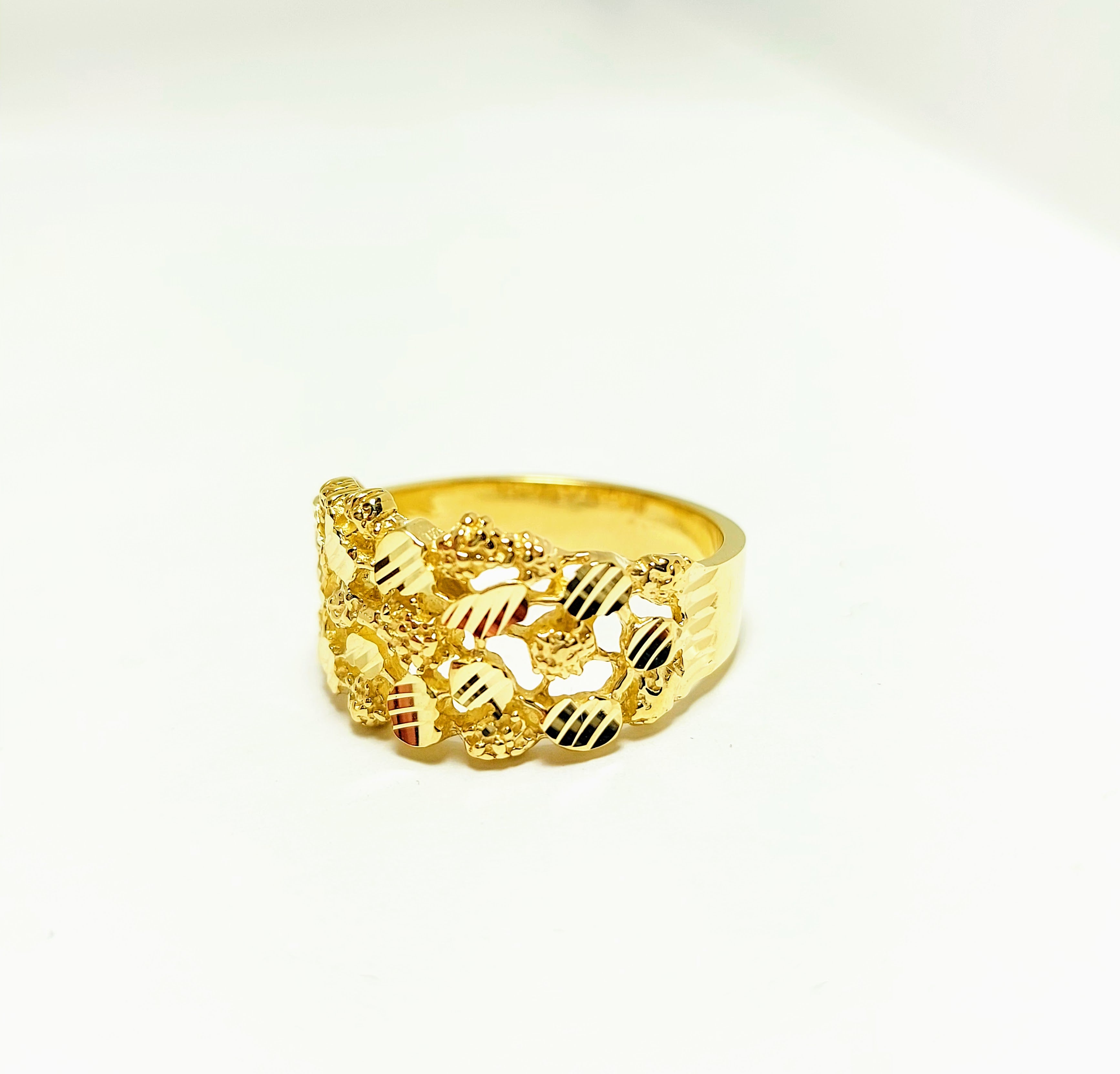 Bague en Or 10k avec motif taillé au diamant