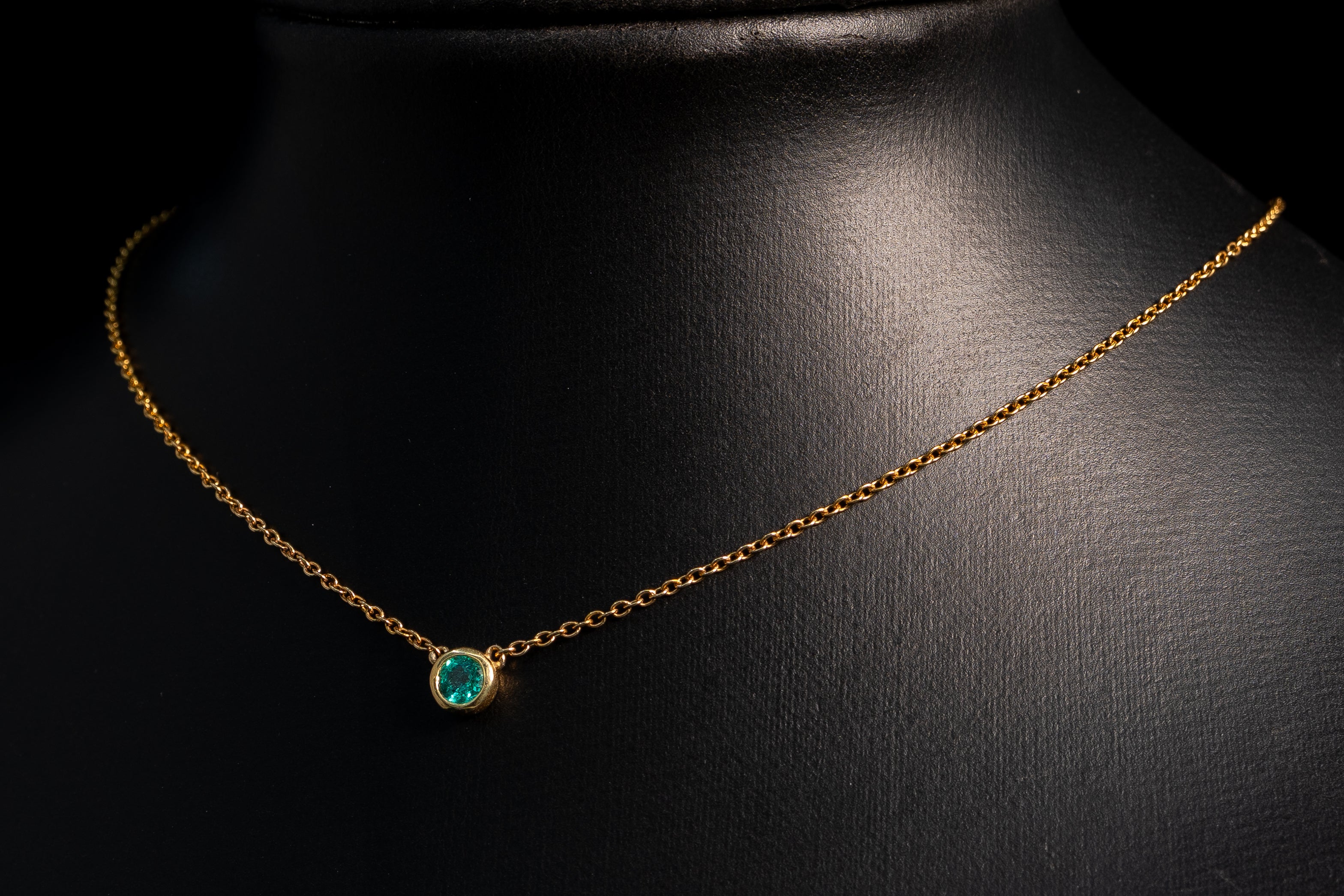 Collier en or 14 carats avec émeraude de Colombie sertie clos