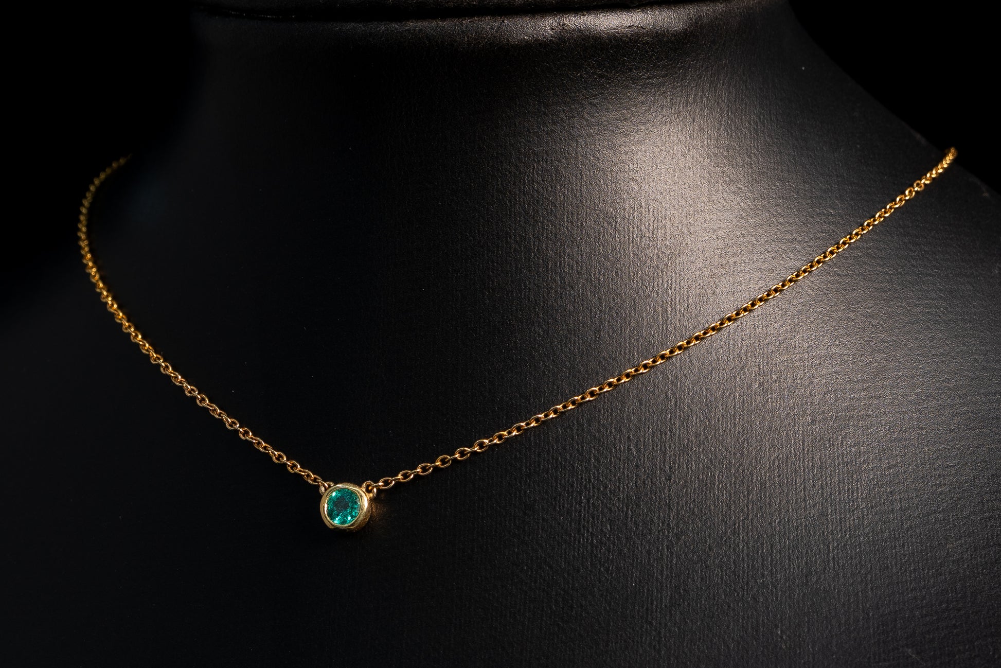 Collier en or 14 carats avec émeraude de Colombie sertie clos