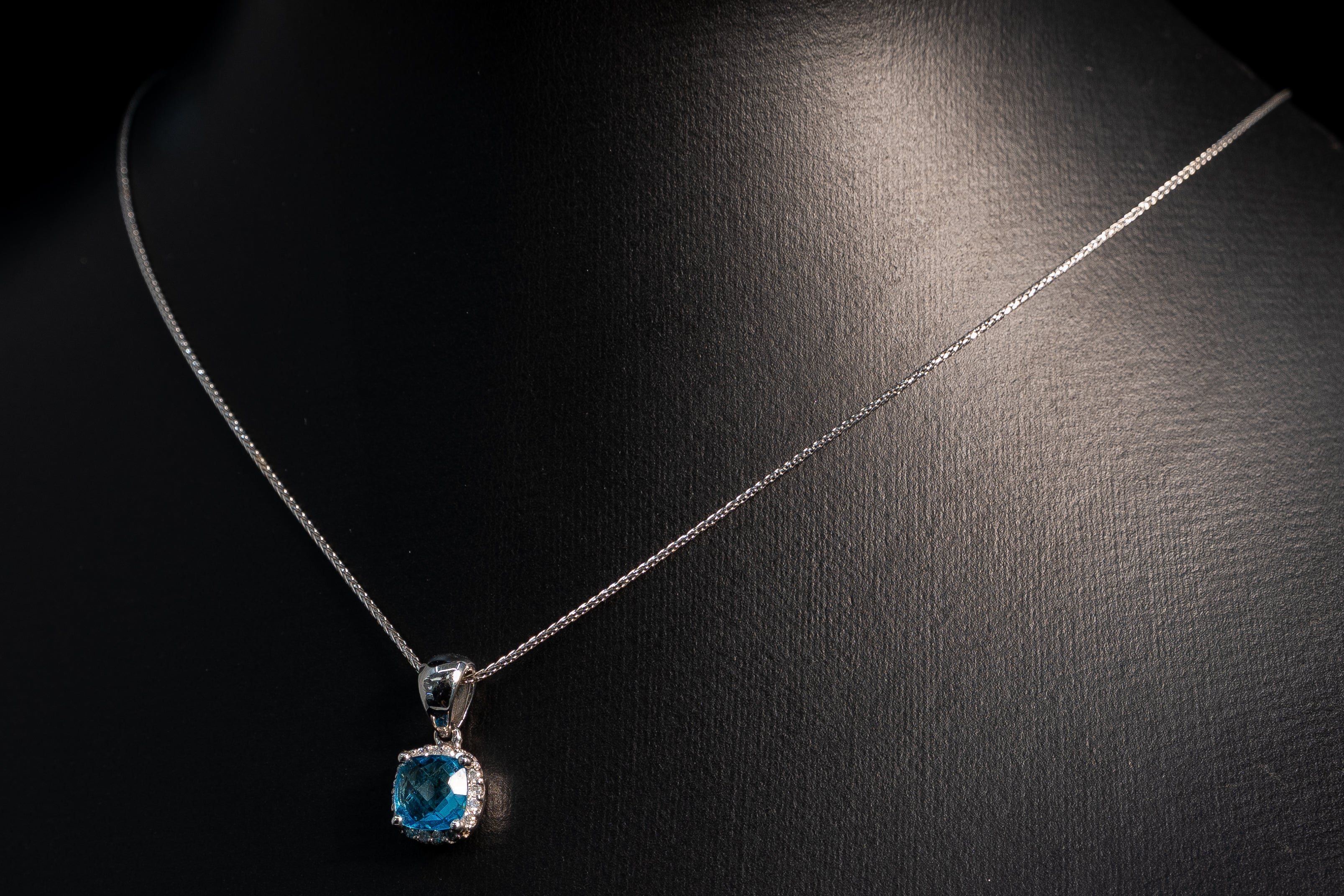 Collier en or blanc 14 carats et topaze bleue