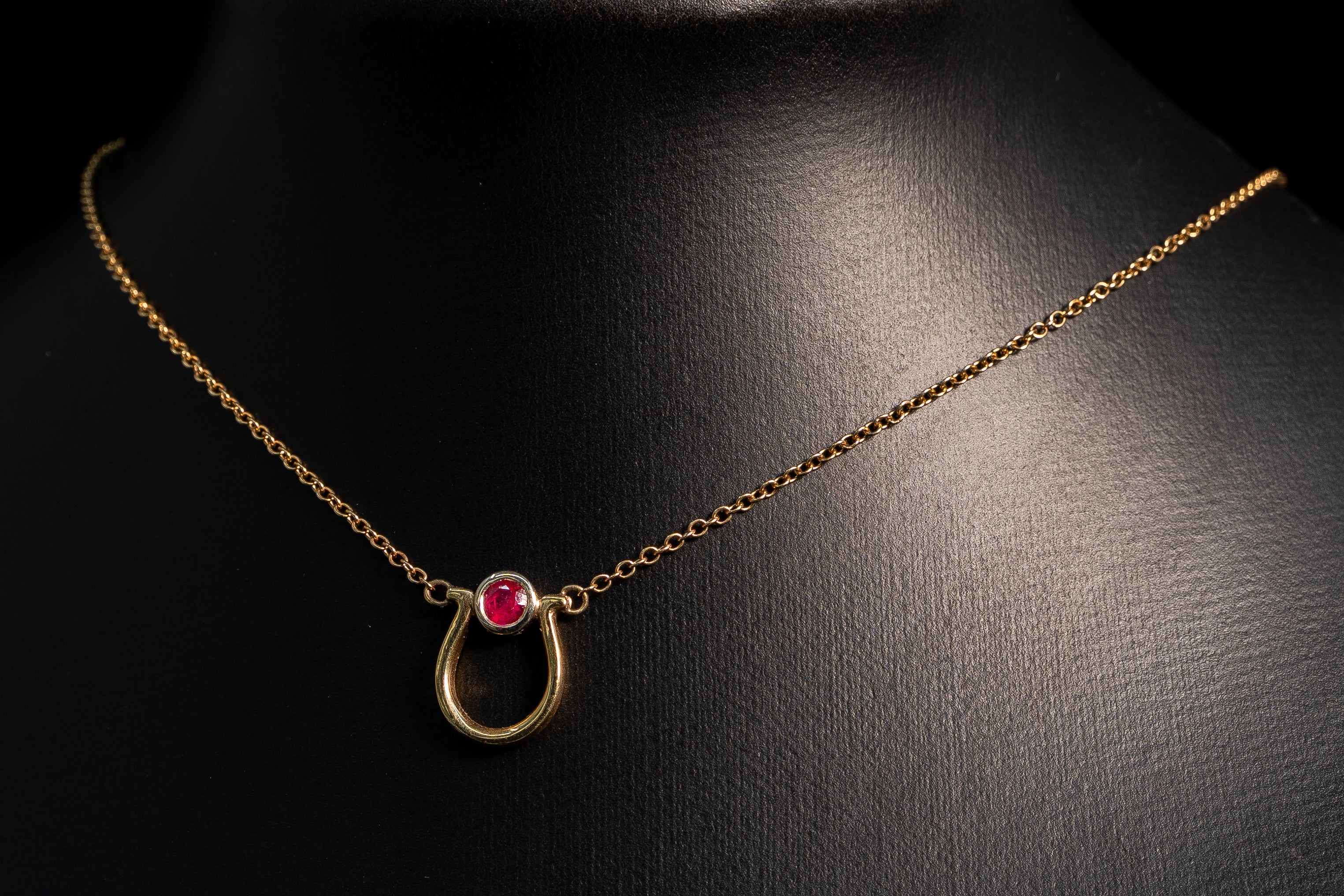 Collier fer à cheval rubis serti clos or 14K