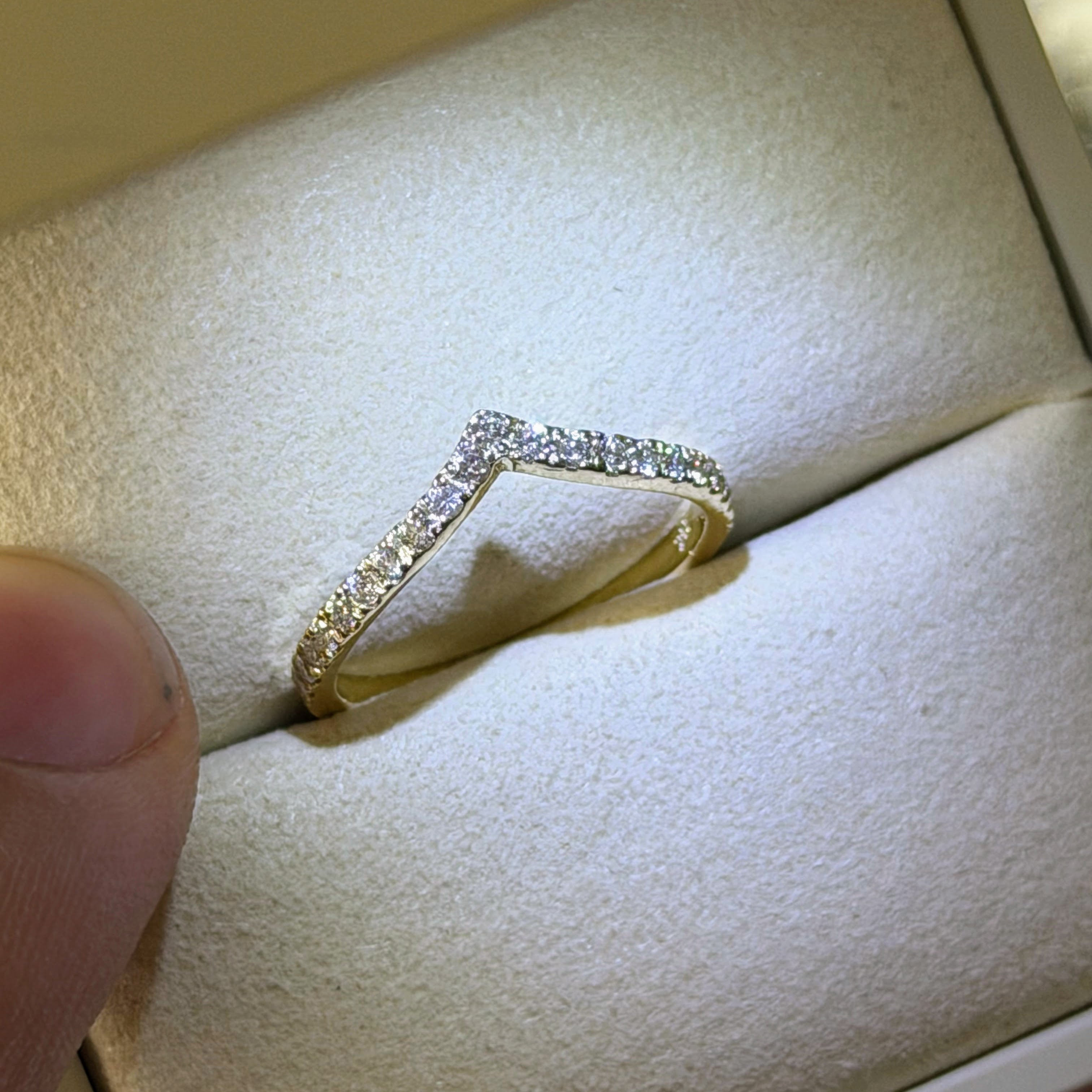 Bague personnalisée en or 14 carats en forme de V