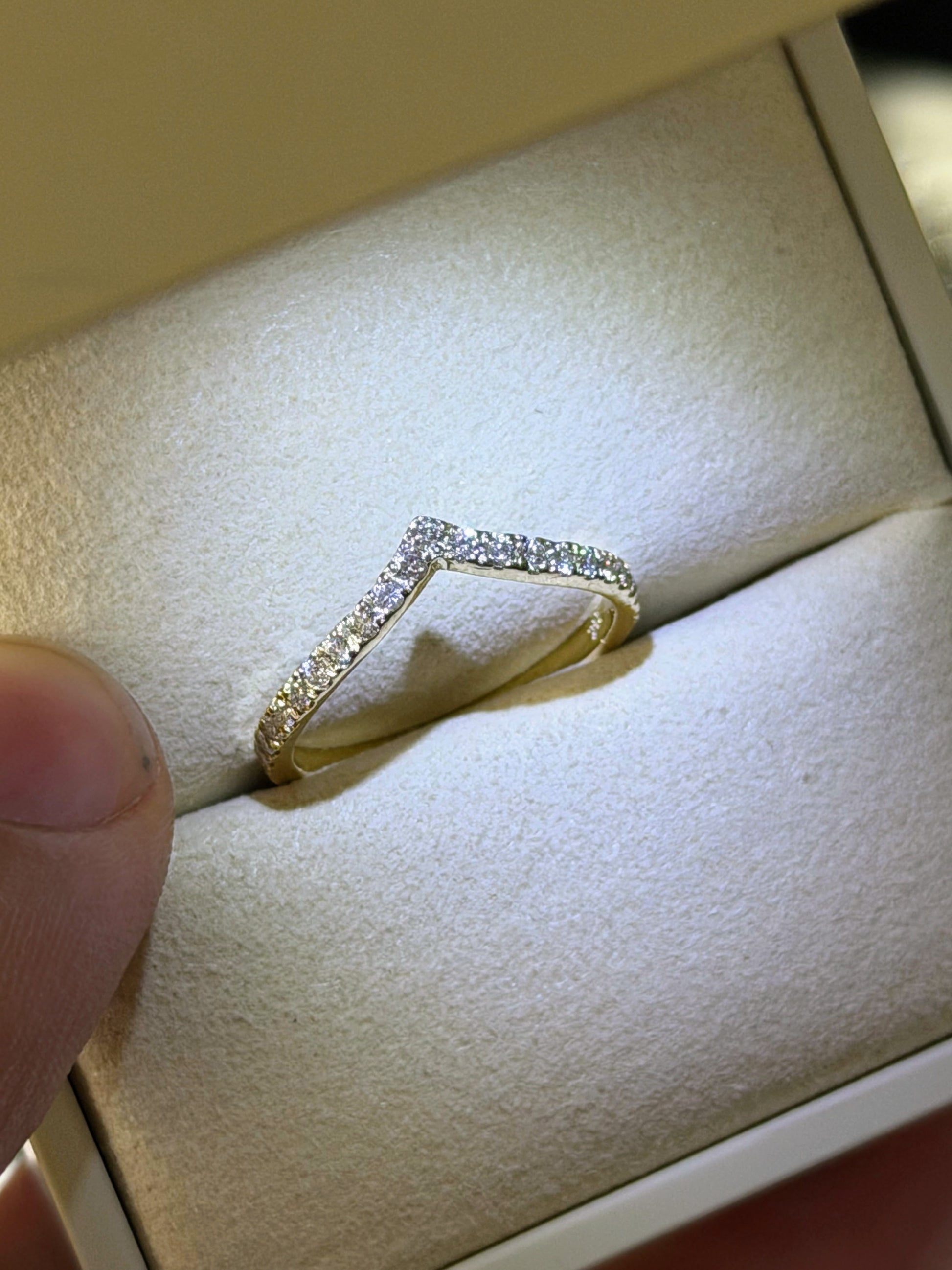 Bague personnalisée en or 14 carats en forme de V