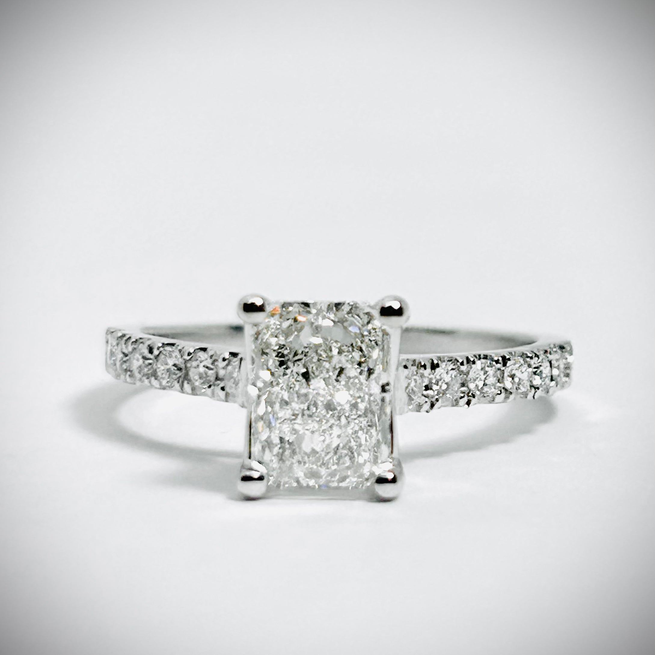 Bague de fiançailles pavée en or blanc 14 carats, coupe radiant de 1 carat