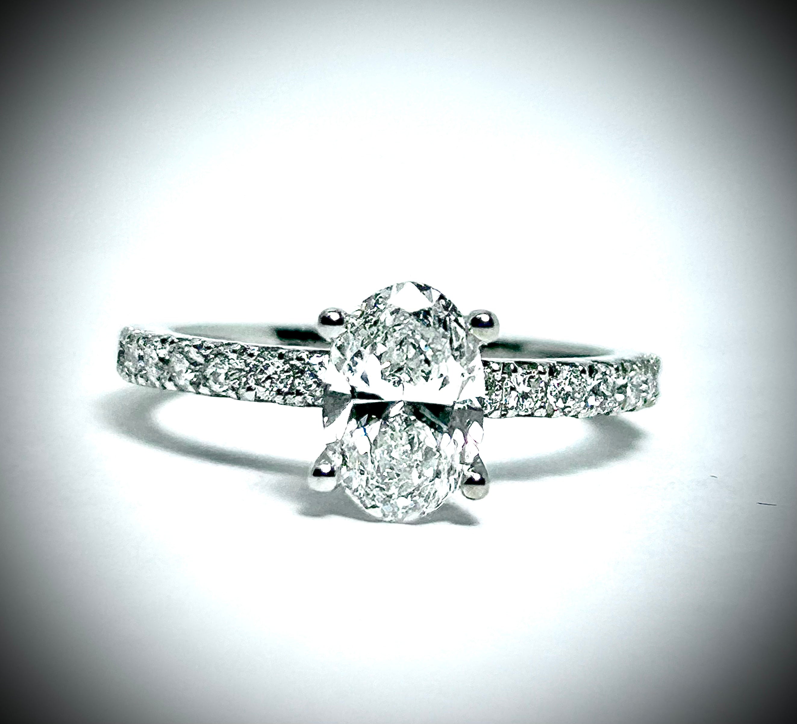 Bague de fiançailles 1ct en or blanc 18k avec diamant de laboratoire ovale