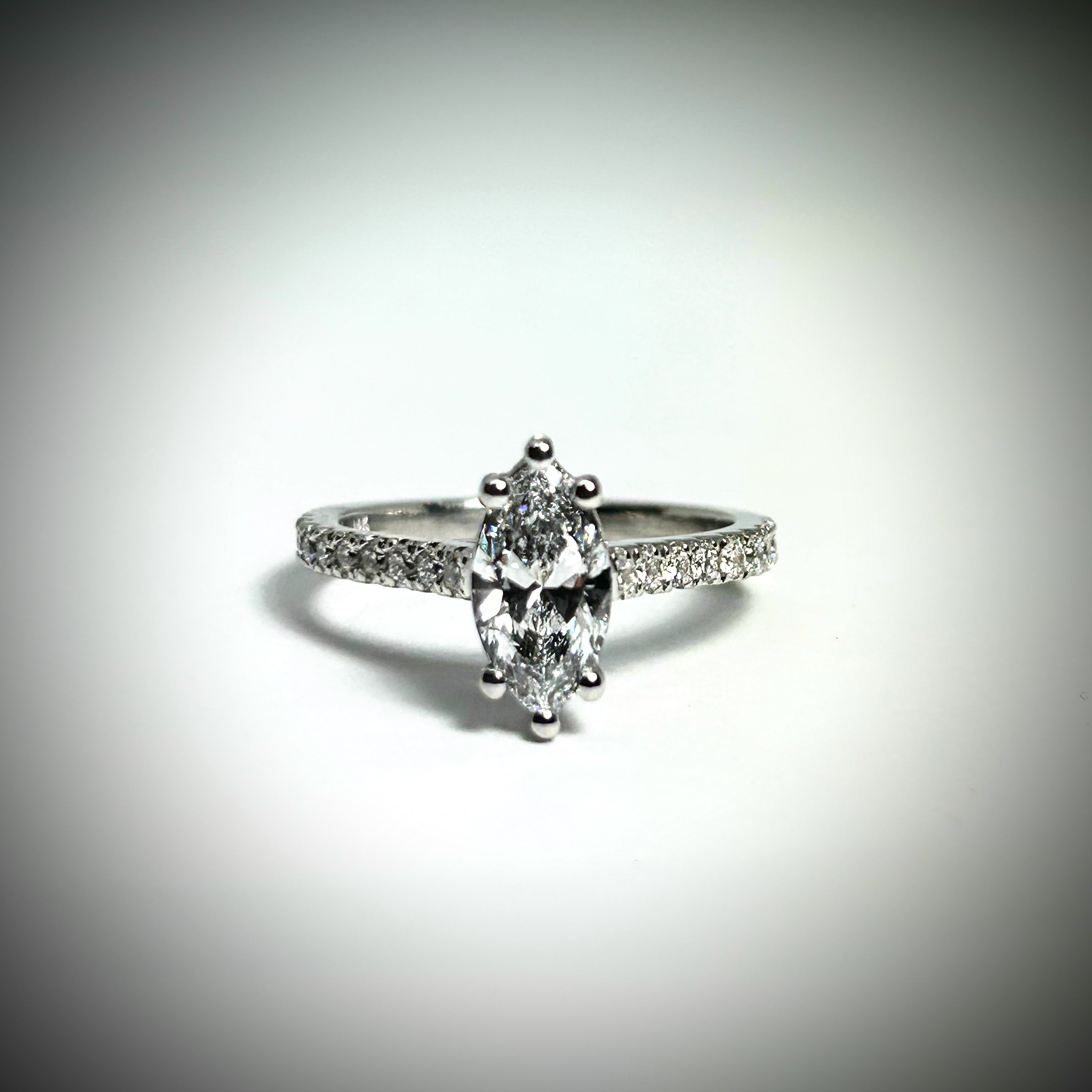 Bague de fiançailles avec diamant de laboratoire poire de 1 carat et or blanc 14 carats