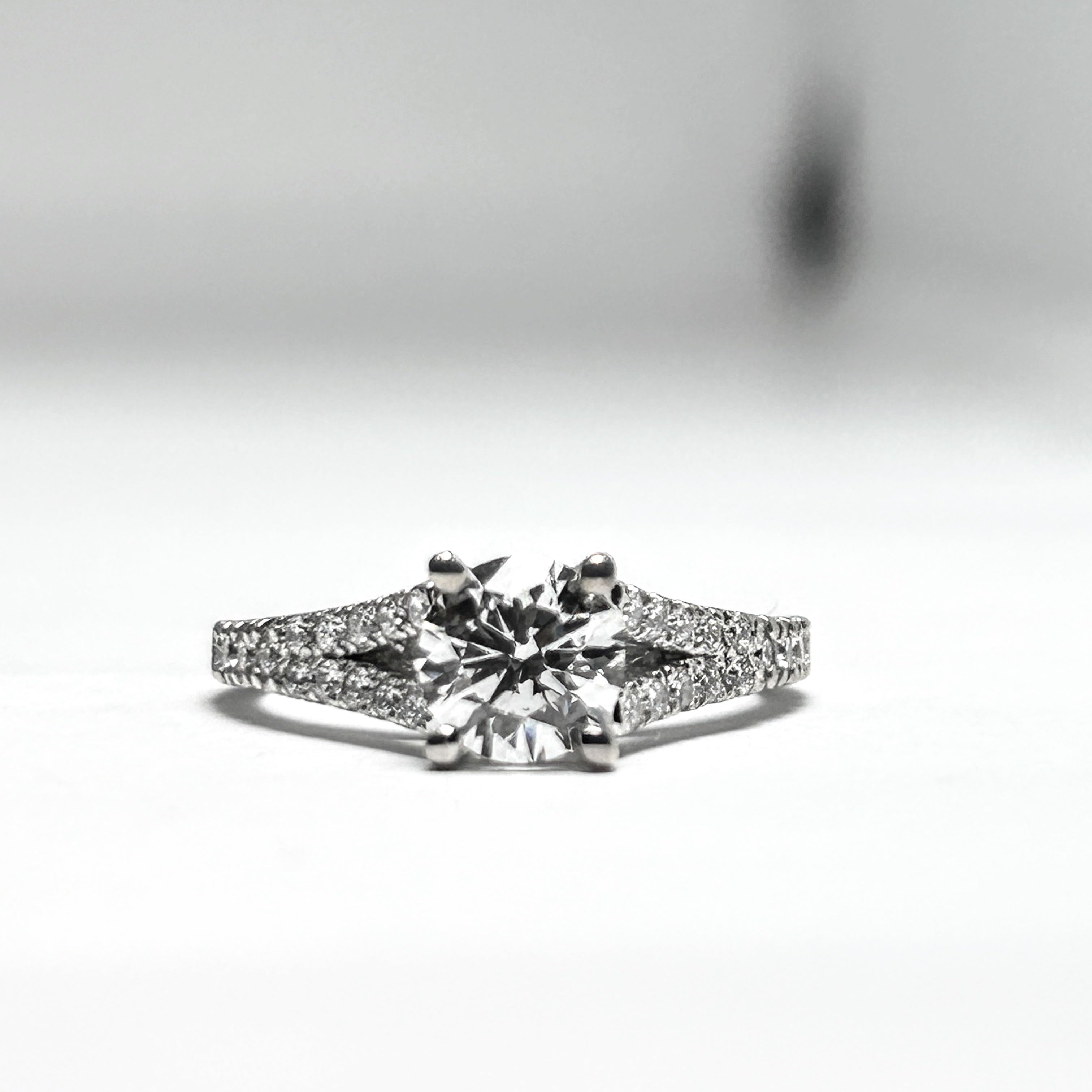 Bague de fiançailles avec diamant de laboratoire rond de 1 carat et anneau fendu