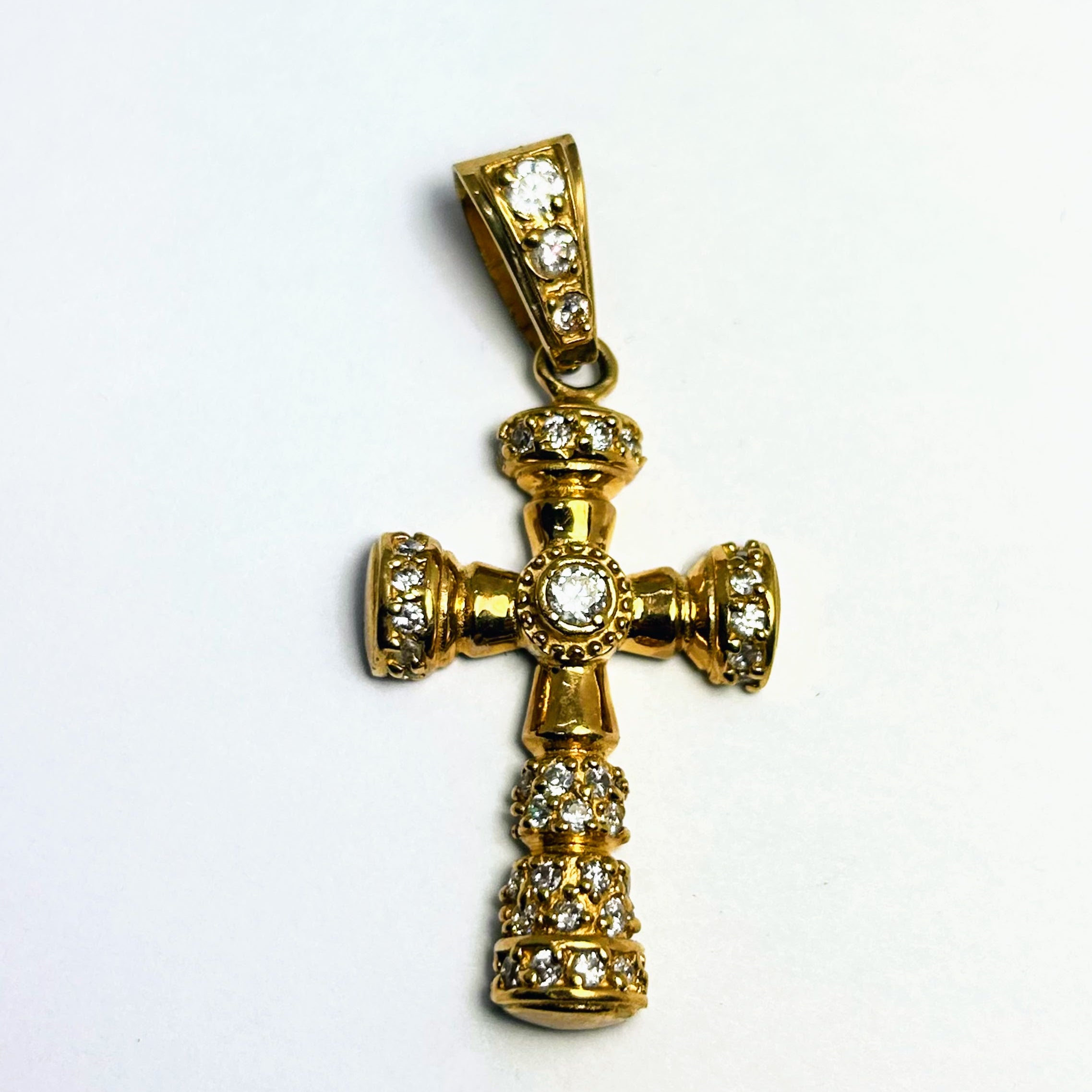 Croix en or 10K avec pierres de zircone cubique