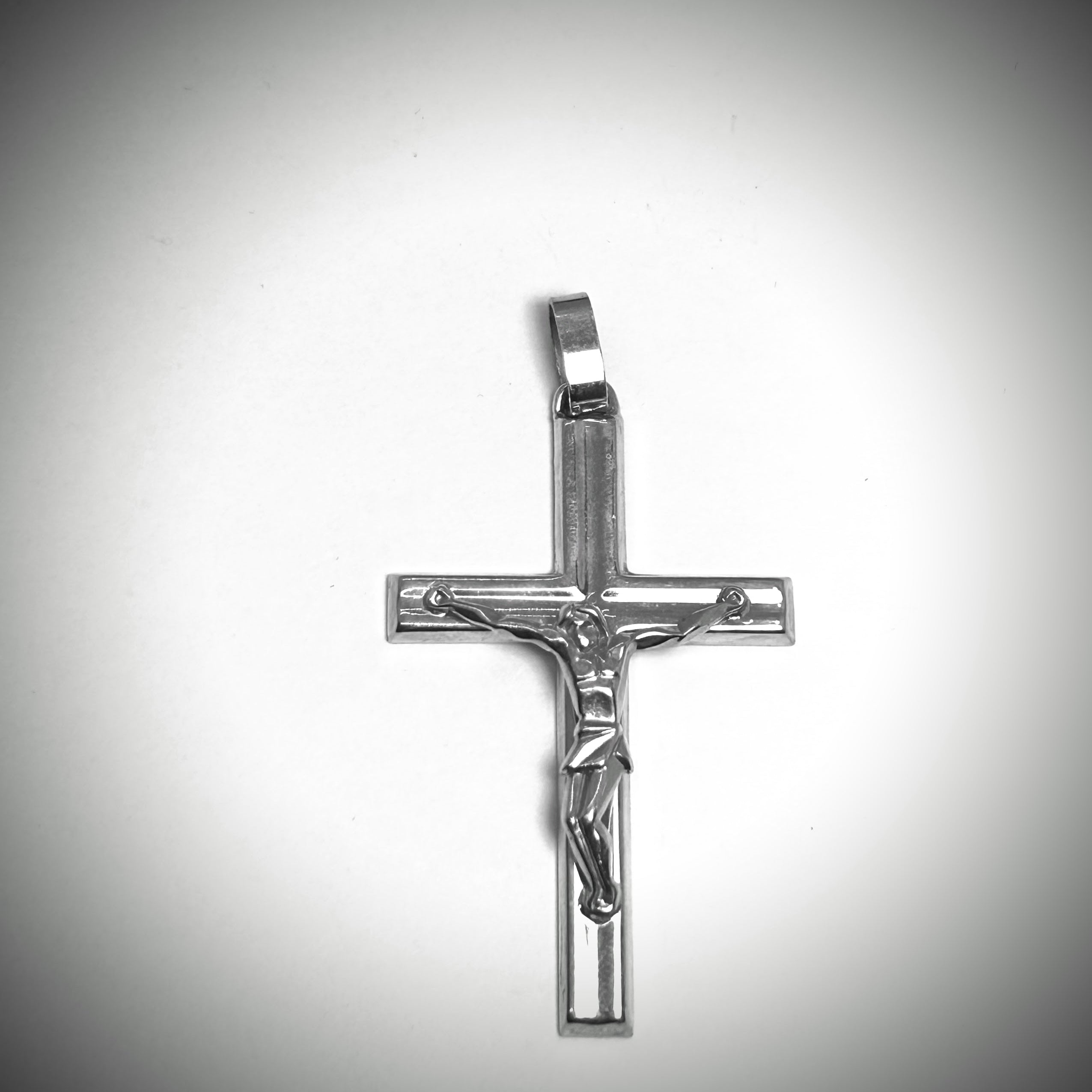 Croix en or blanc 10K avec Jésus