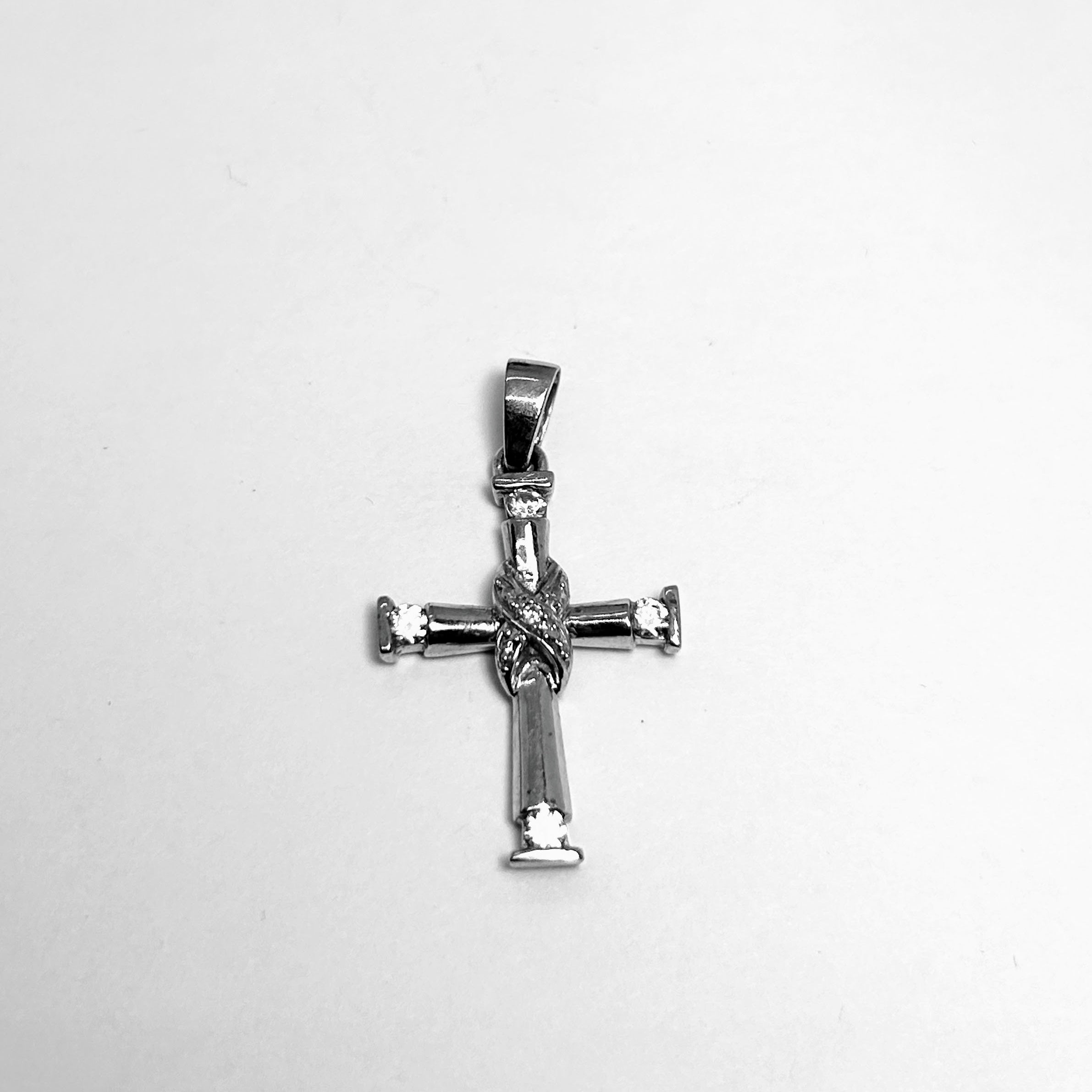 Croix en or blanc 10K avec un X au centre