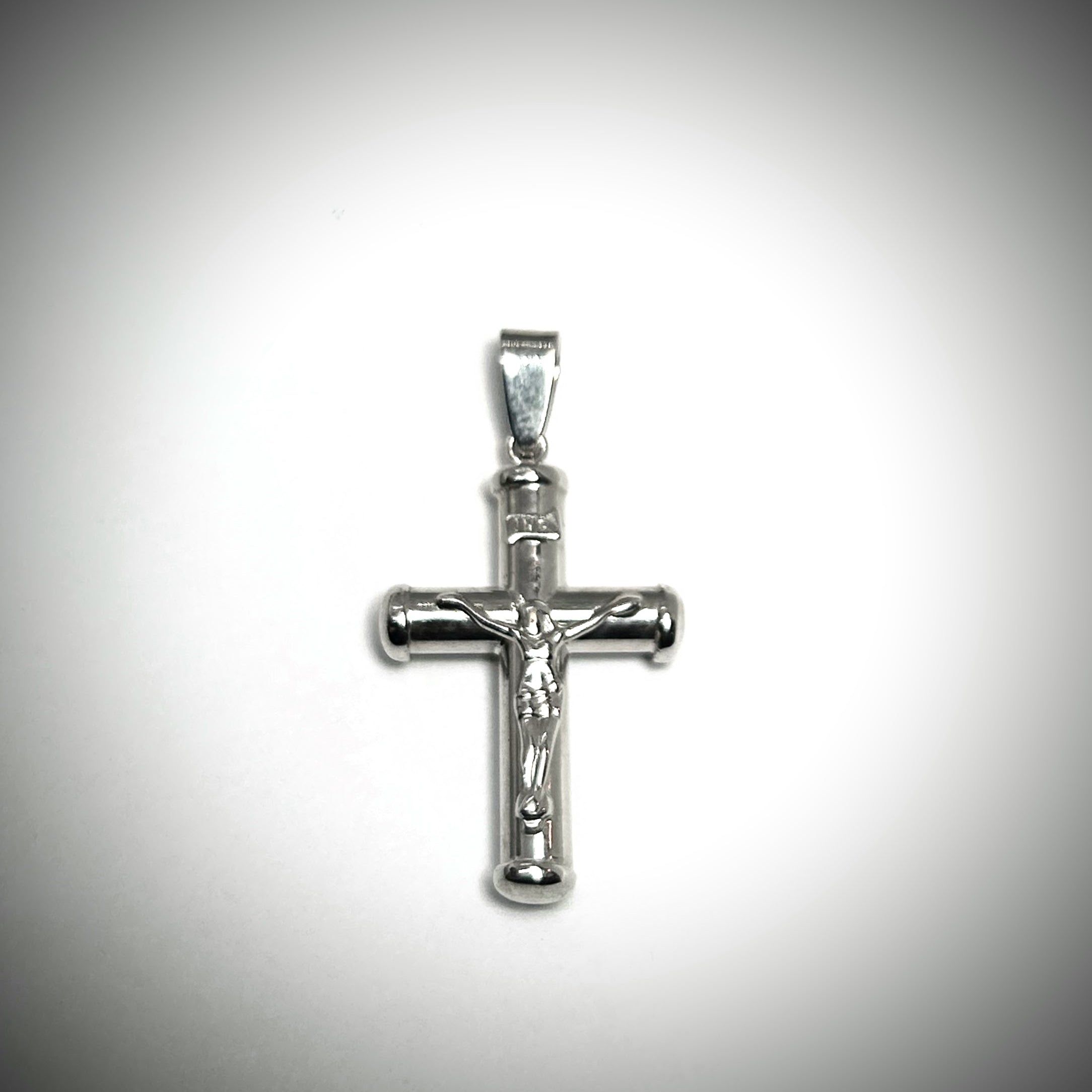 Pendentif croix en or blanc 10 carats avec Jésus