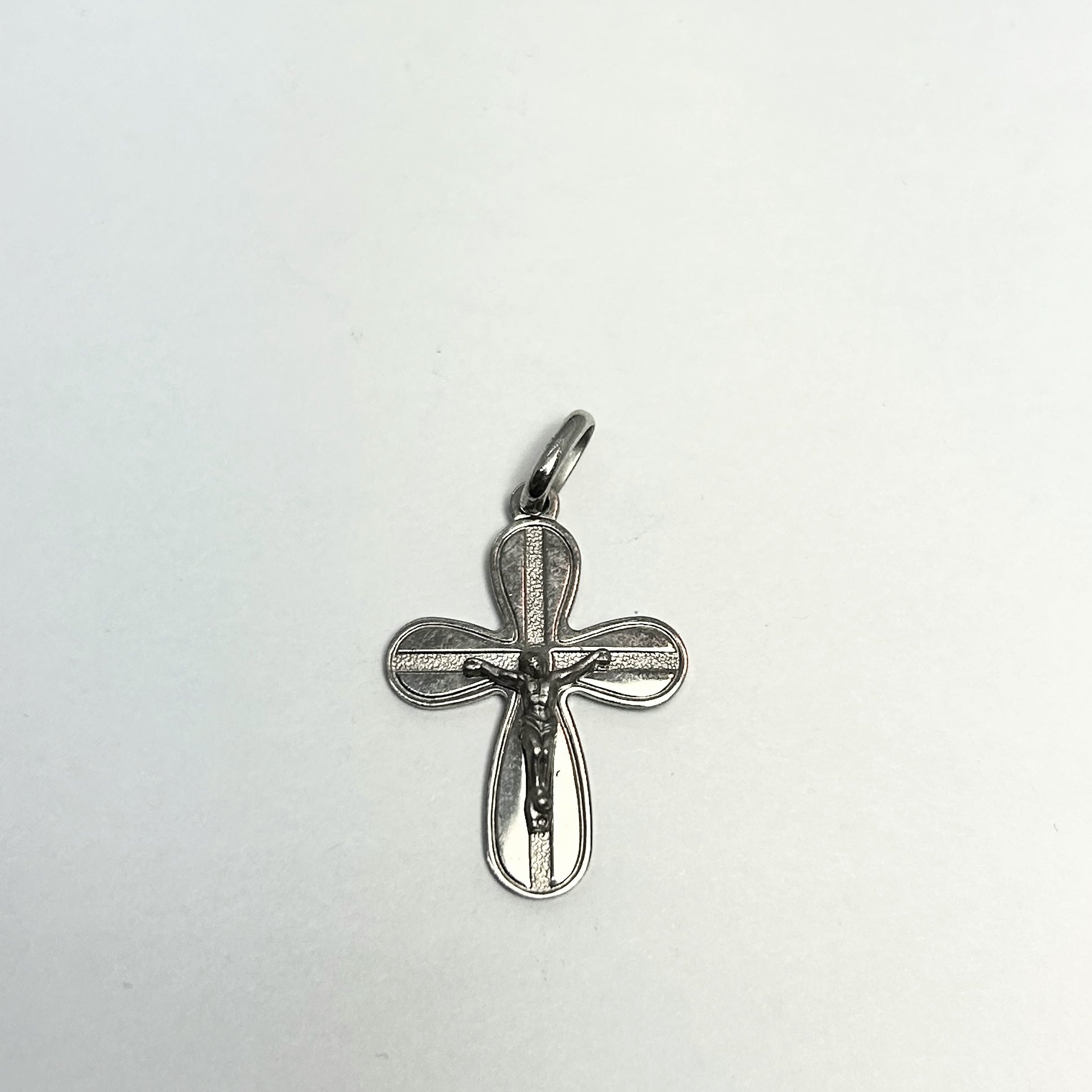 Pendentif croix en or blanc 10 carats avec Jésus