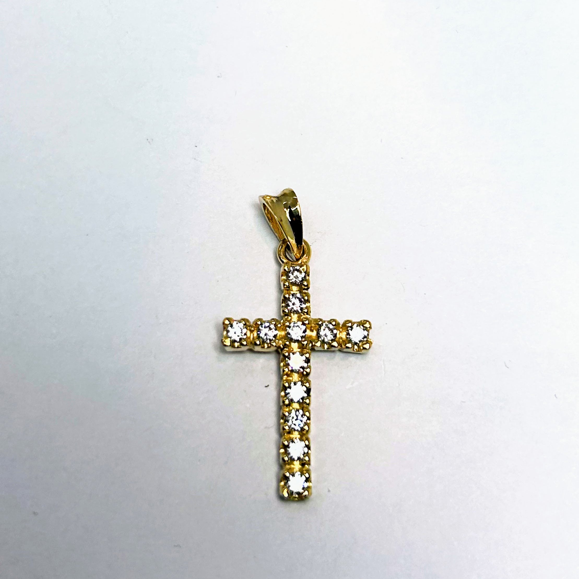 Pendentif croix en or jaune 10 carats avec oxydes de zirconium