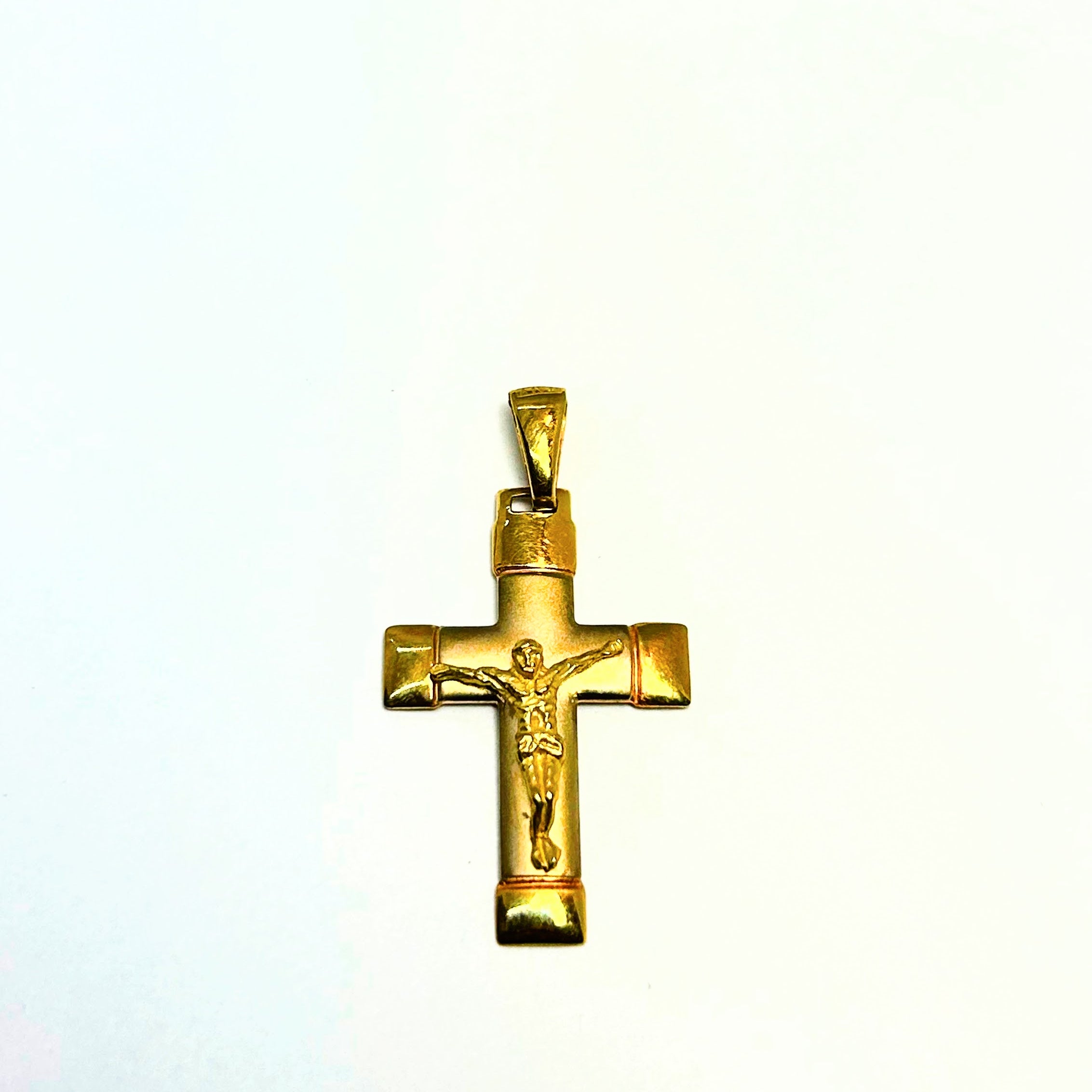 Pendentif croix en or 10K avec Jésus