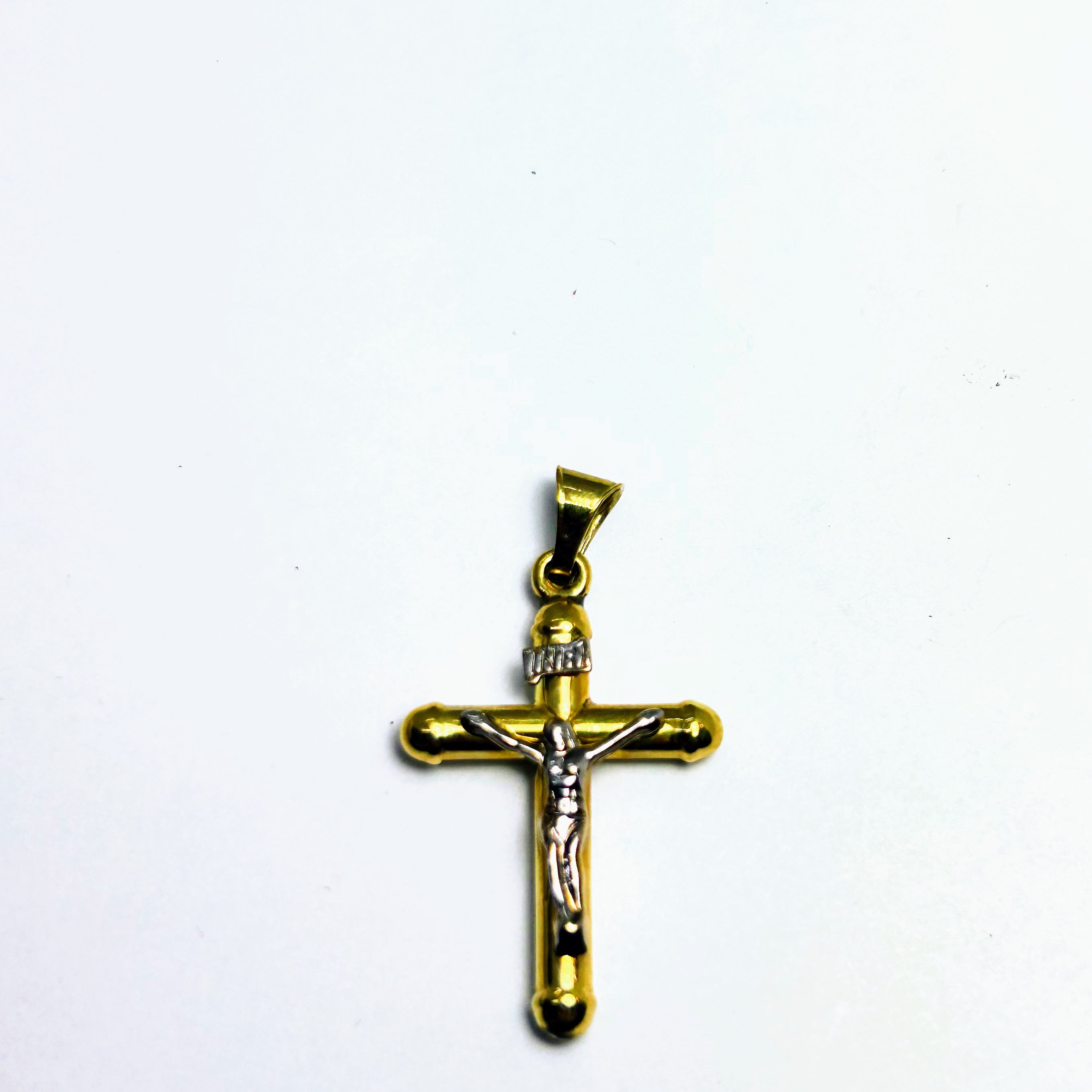 Pendentif croix en or 10K avec Jésus