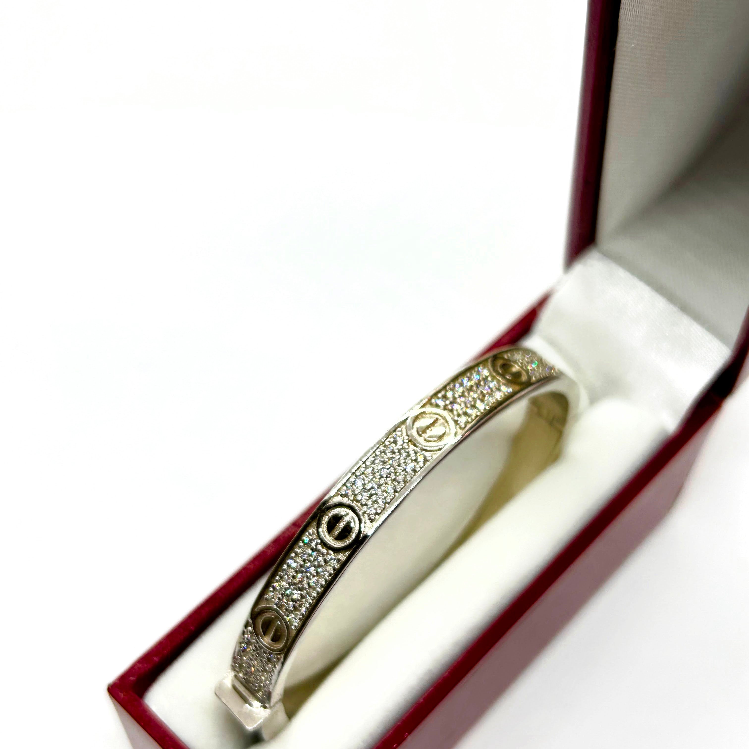 Bracelet jonc en or blanc 10 carats pavé d'oxydes de zirconium avec motif cœur