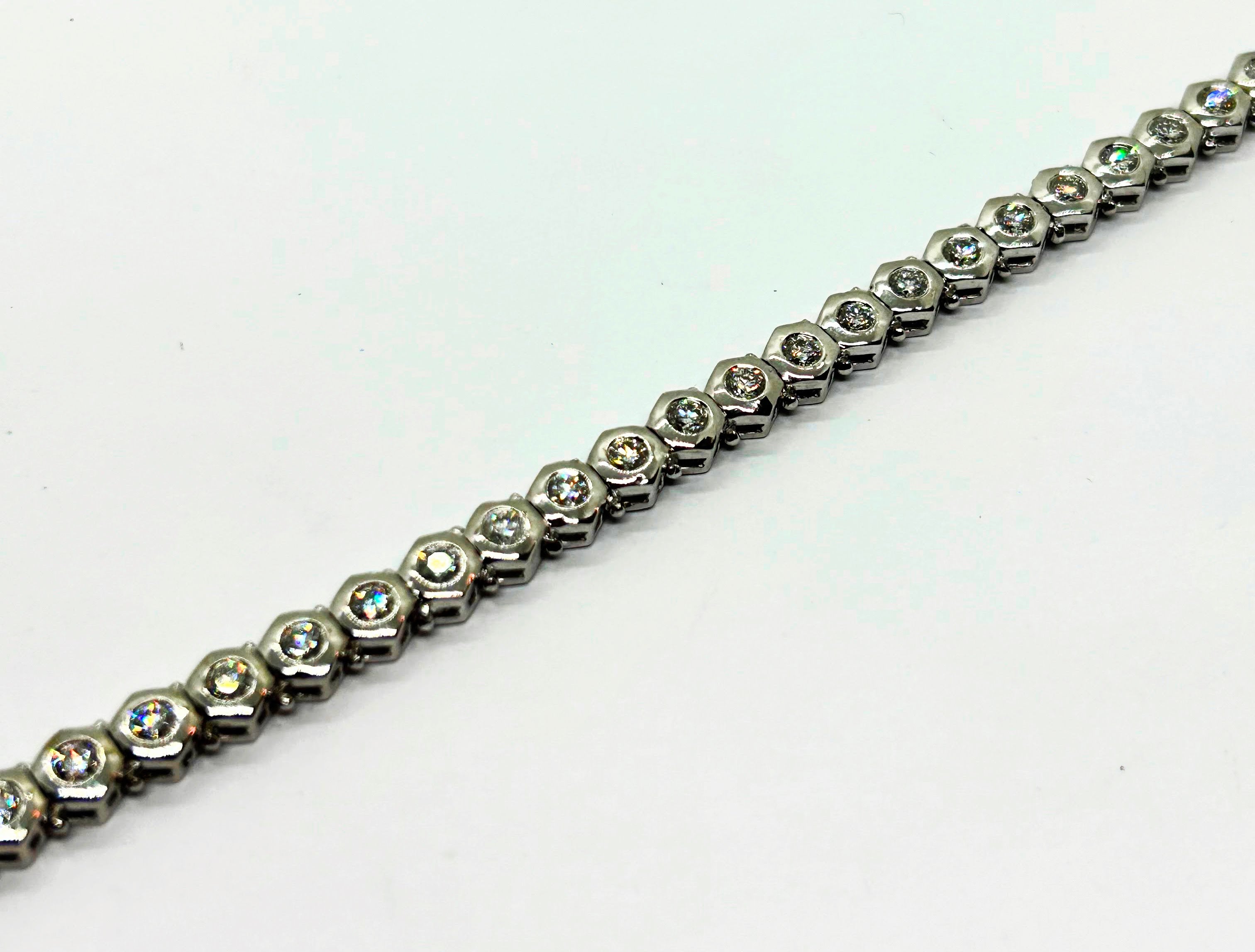 Bracelet tennis en or blanc 14 carats, serti clos, diamants naturels