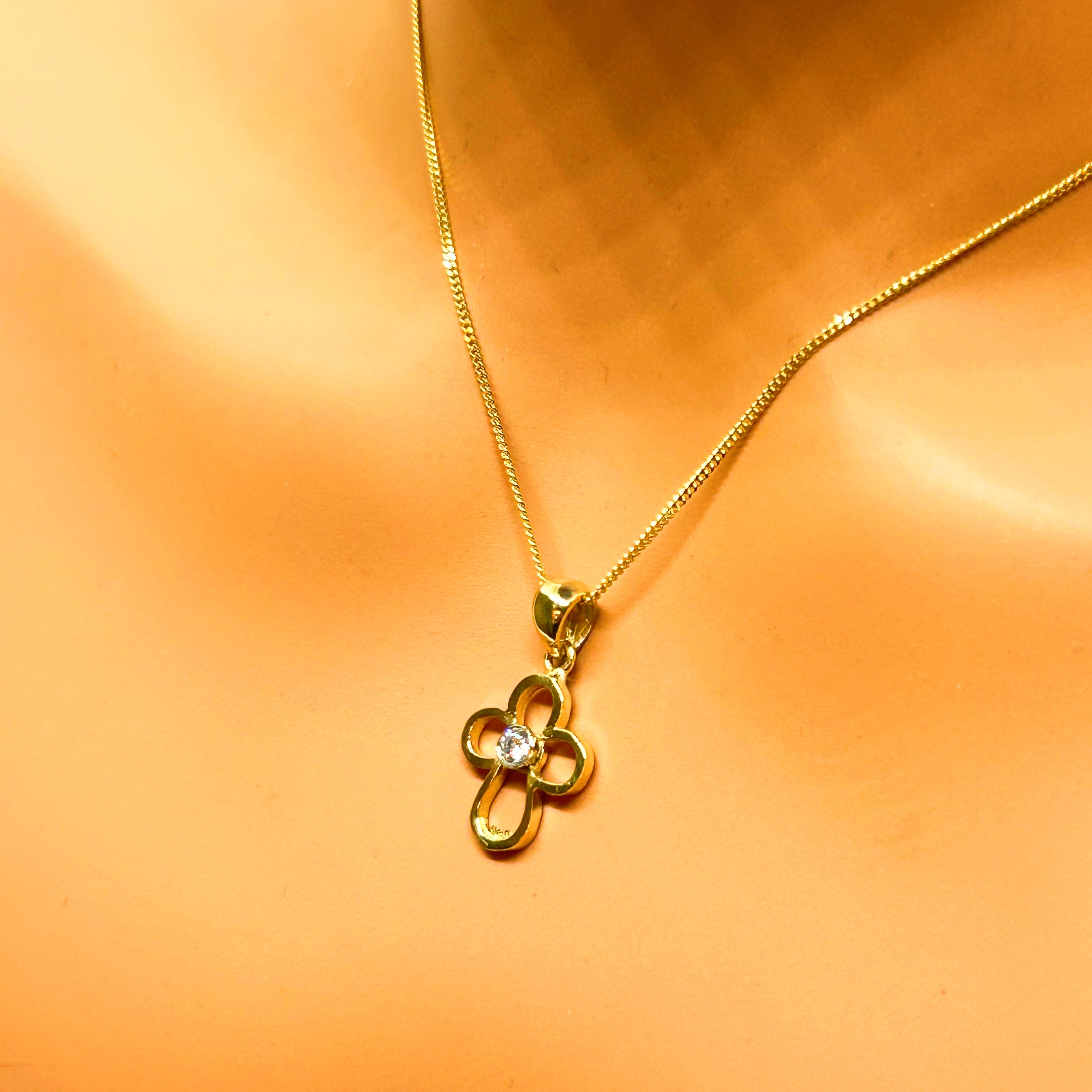 Collier croix en or 10 carats avec diamant naturel