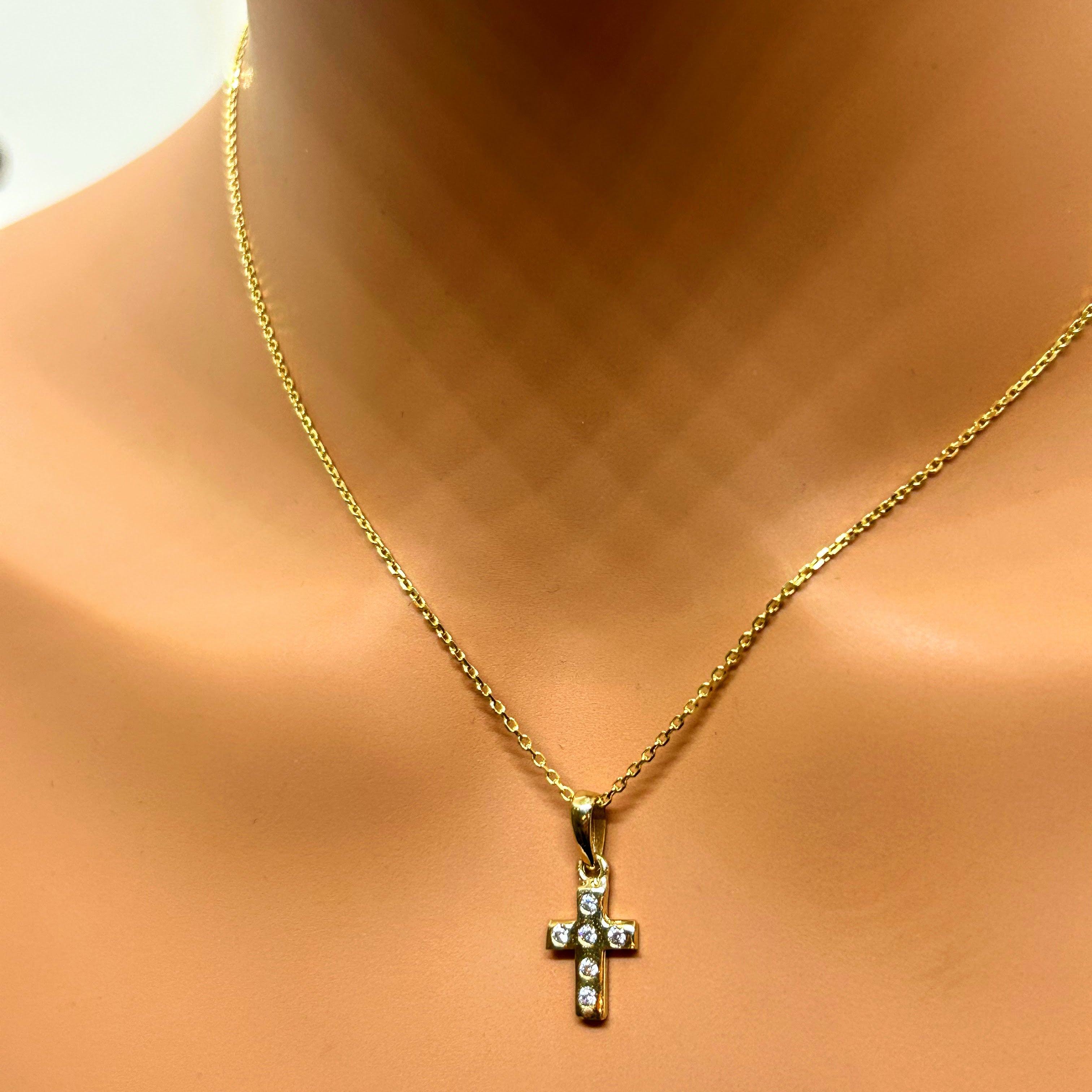 Croix en or 10K avec diamants naturels