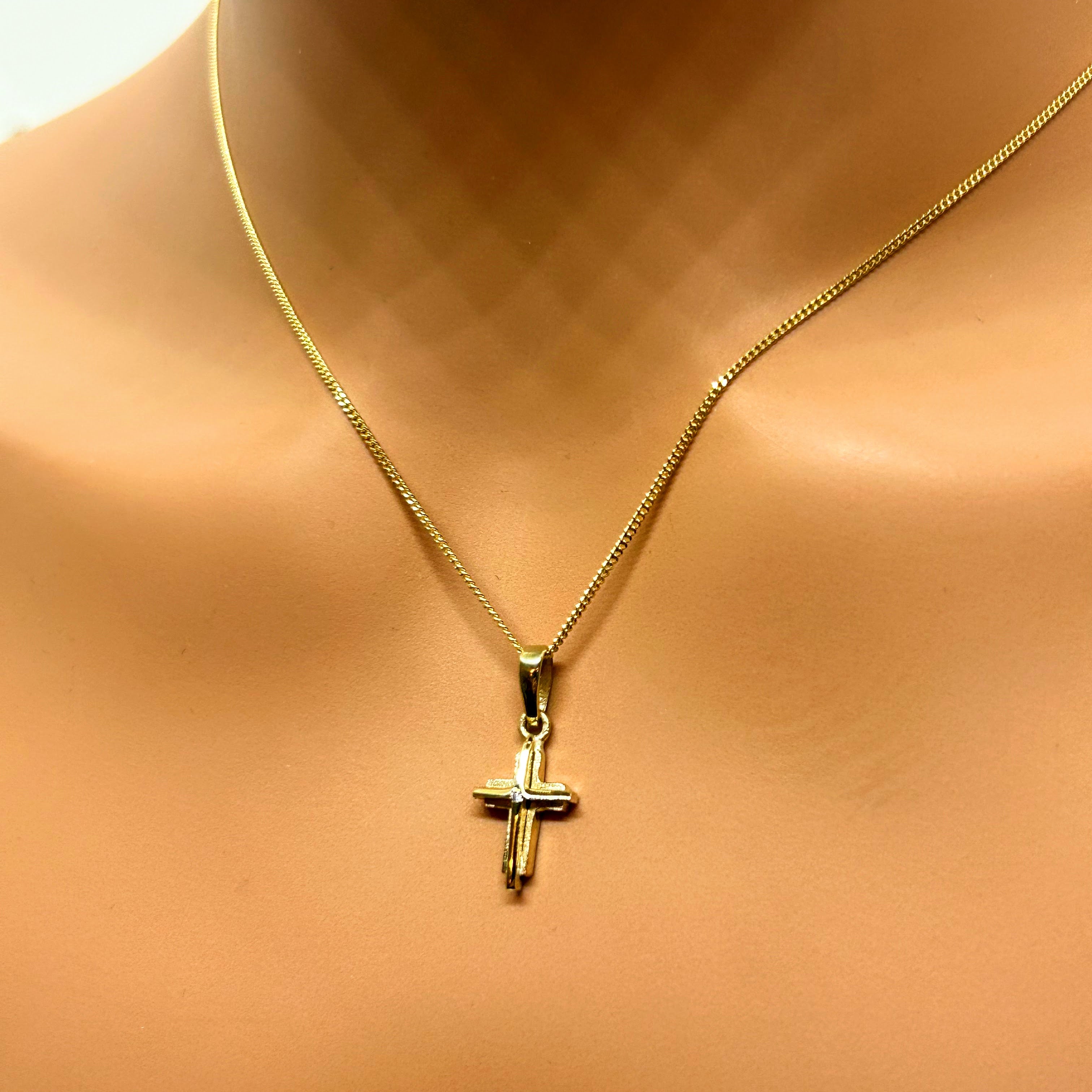 Double croix en or 10K avec petit diamant naturel