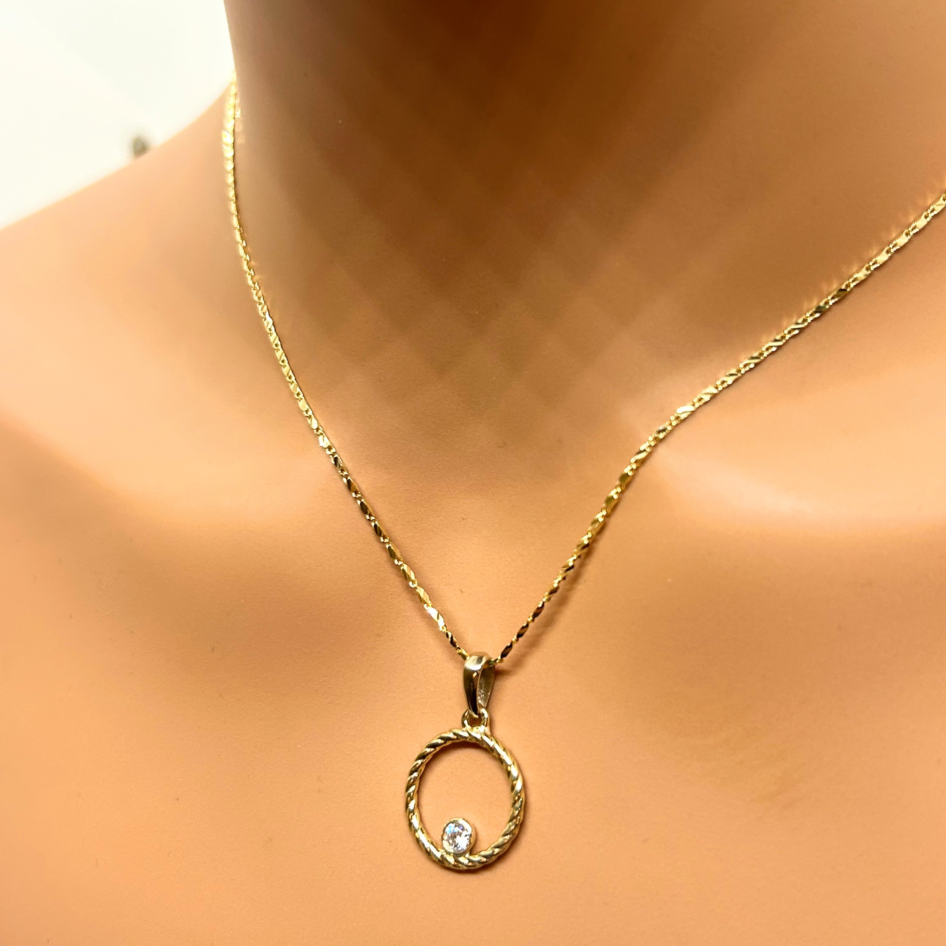 Collier en or 10 carats, pendentif rond avec diamant naturel