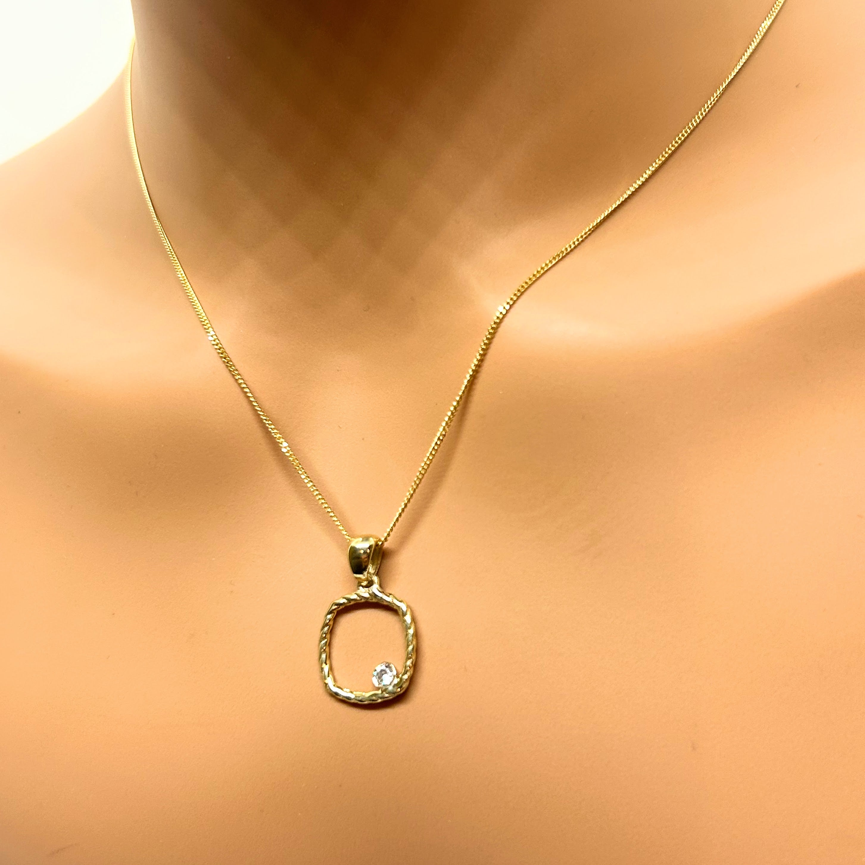 Collier en or 10K avec pendentif carré