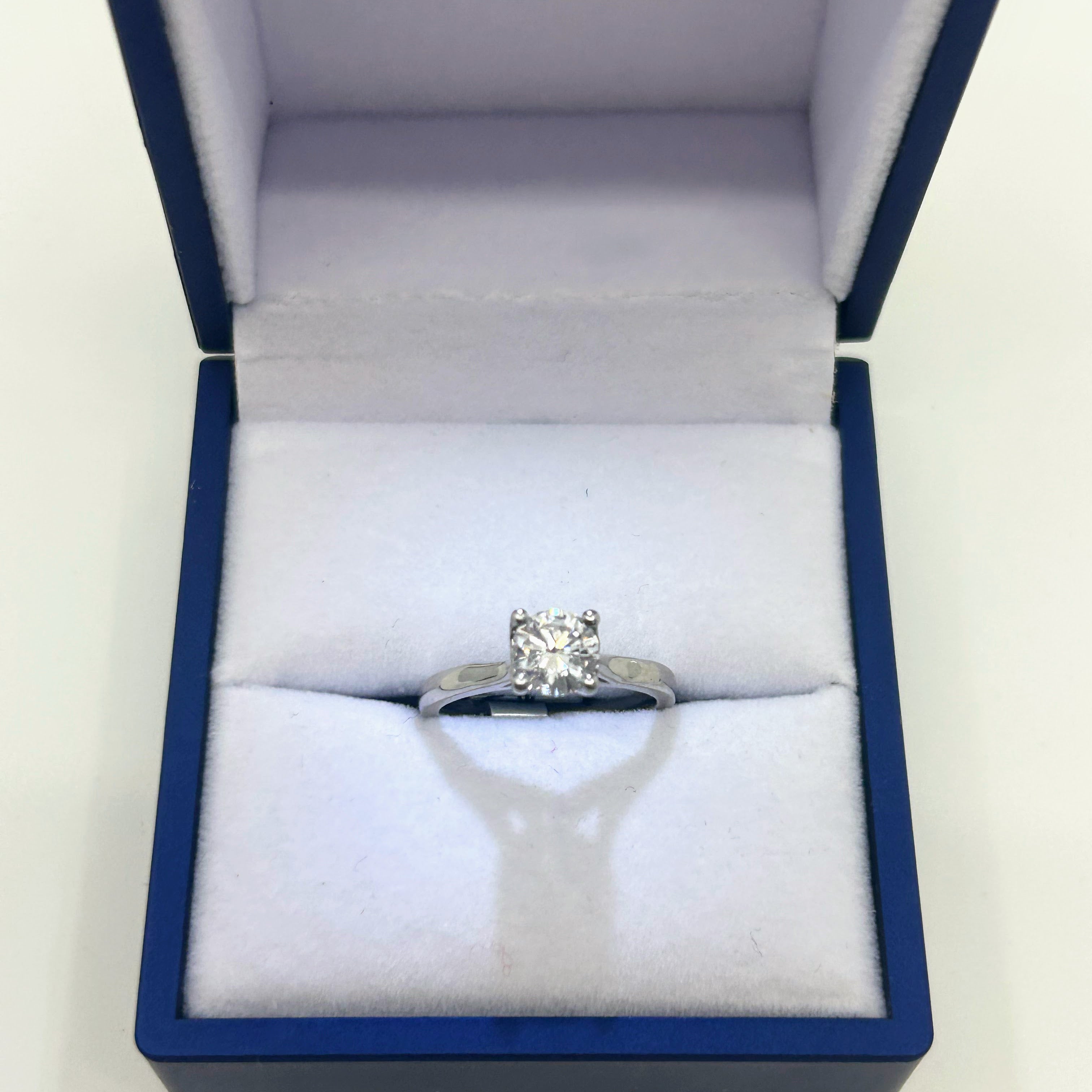 Bague de fiançailles solitaire en or blanc 18 carats avec diamant central de 1,05 carat
