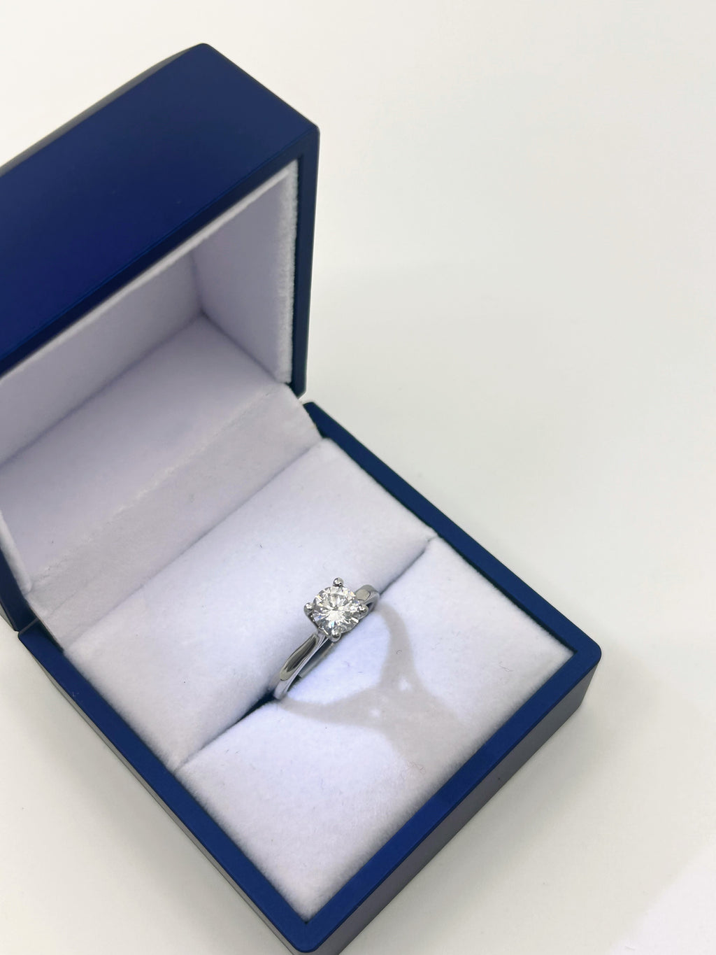 18k White Gold Solitaire Engagement Ring with 1.05ct center diamond