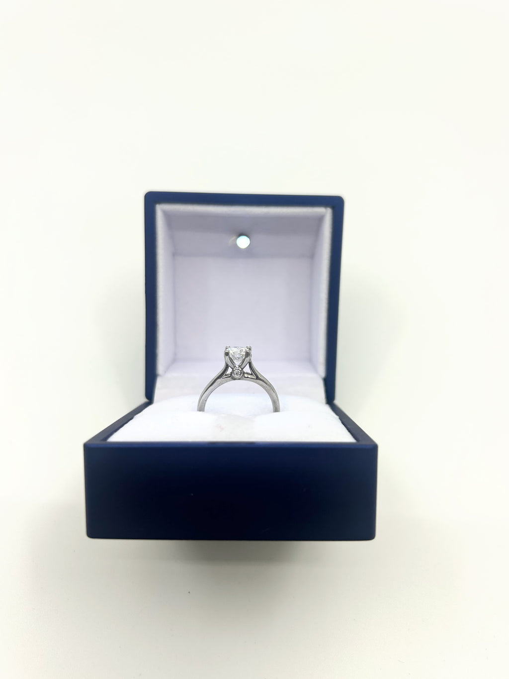 18k White Gold Solitaire Engagement Ring with 1.05ct center diamond