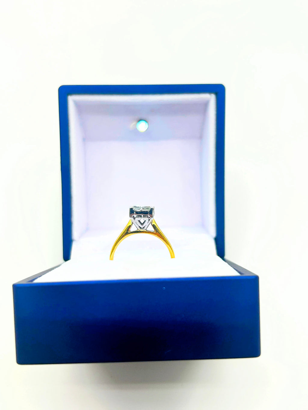 18k Gold Engagement Ring with 1ct VS1 clarity princess cut diamonds