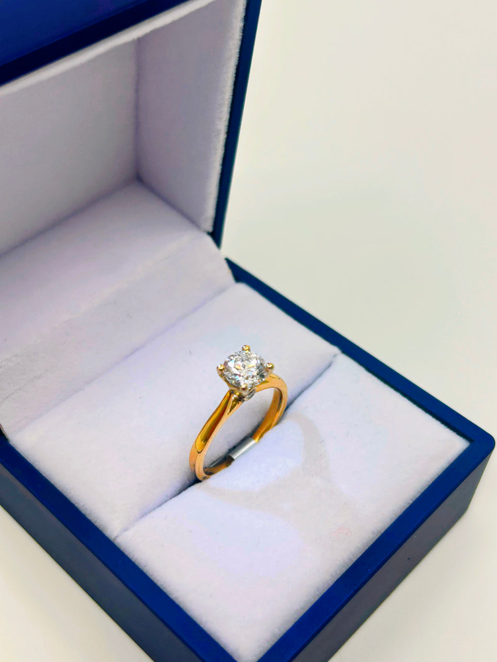 18k Gold Solitaire Engagement Ring with 1ct Natural diamond