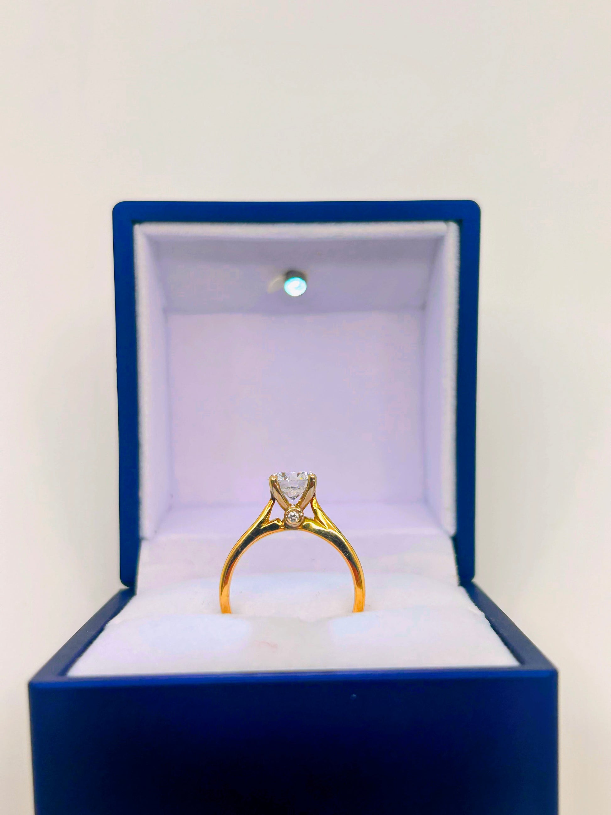 18k Gold Solitaire Engagement Ring with 1ct Natural diamond