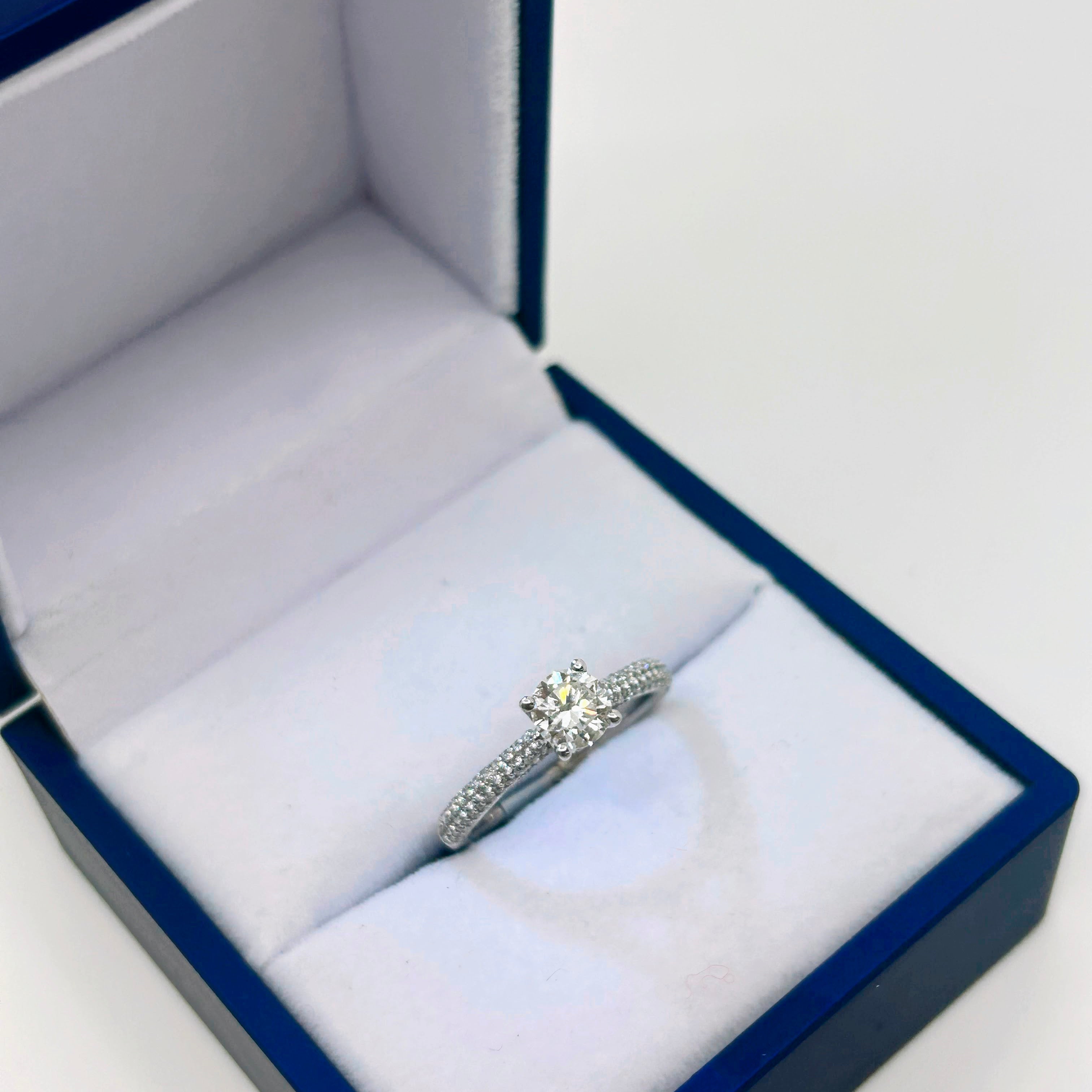 Bague de fiançailles en or blanc 18 carats micro-sertie de diamants ronds totalisant 1,20 carat