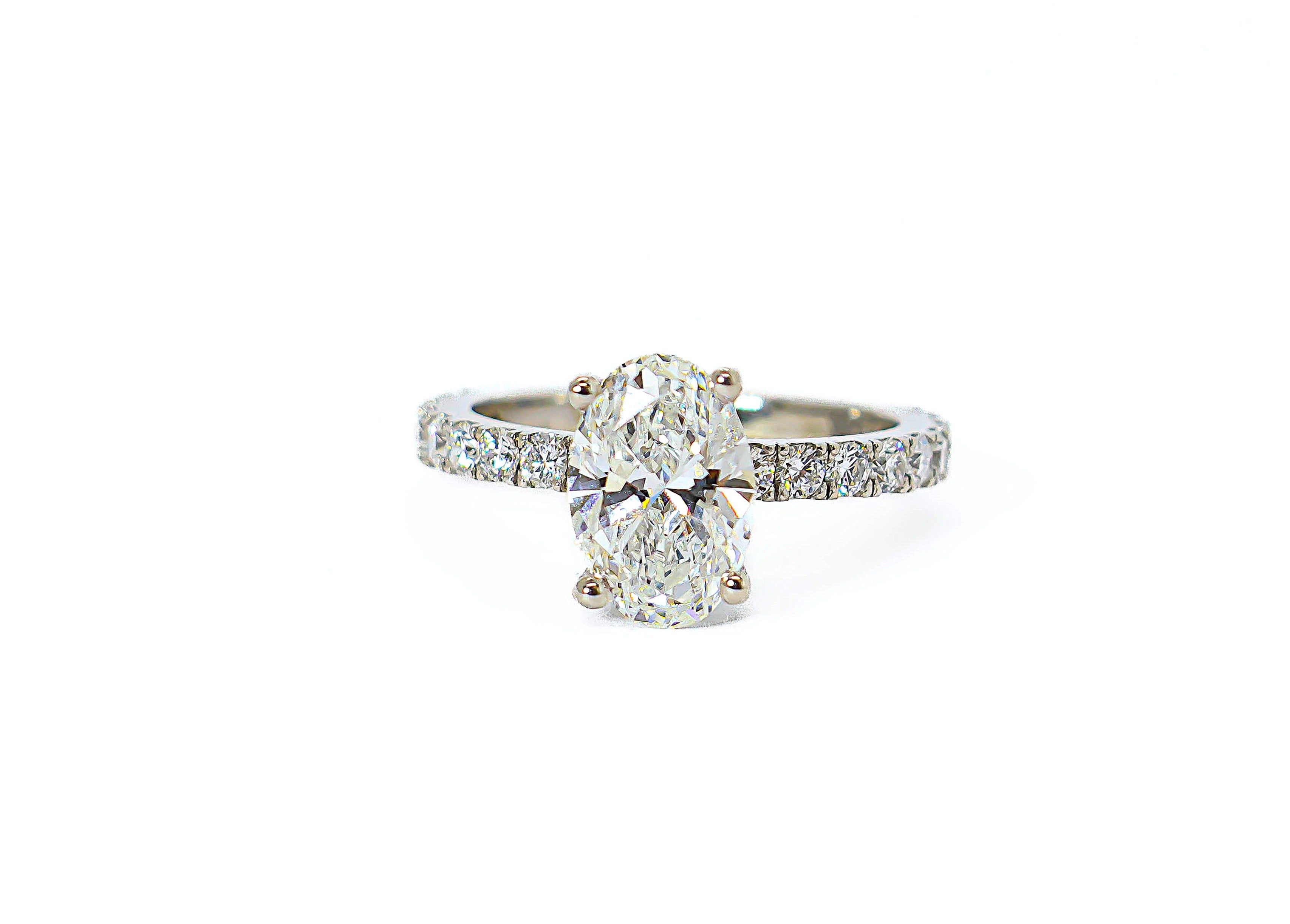 Bague de fiançailles solitaire en or blanc 18 carats avec diamant de laboratoire ovale de 2 carats