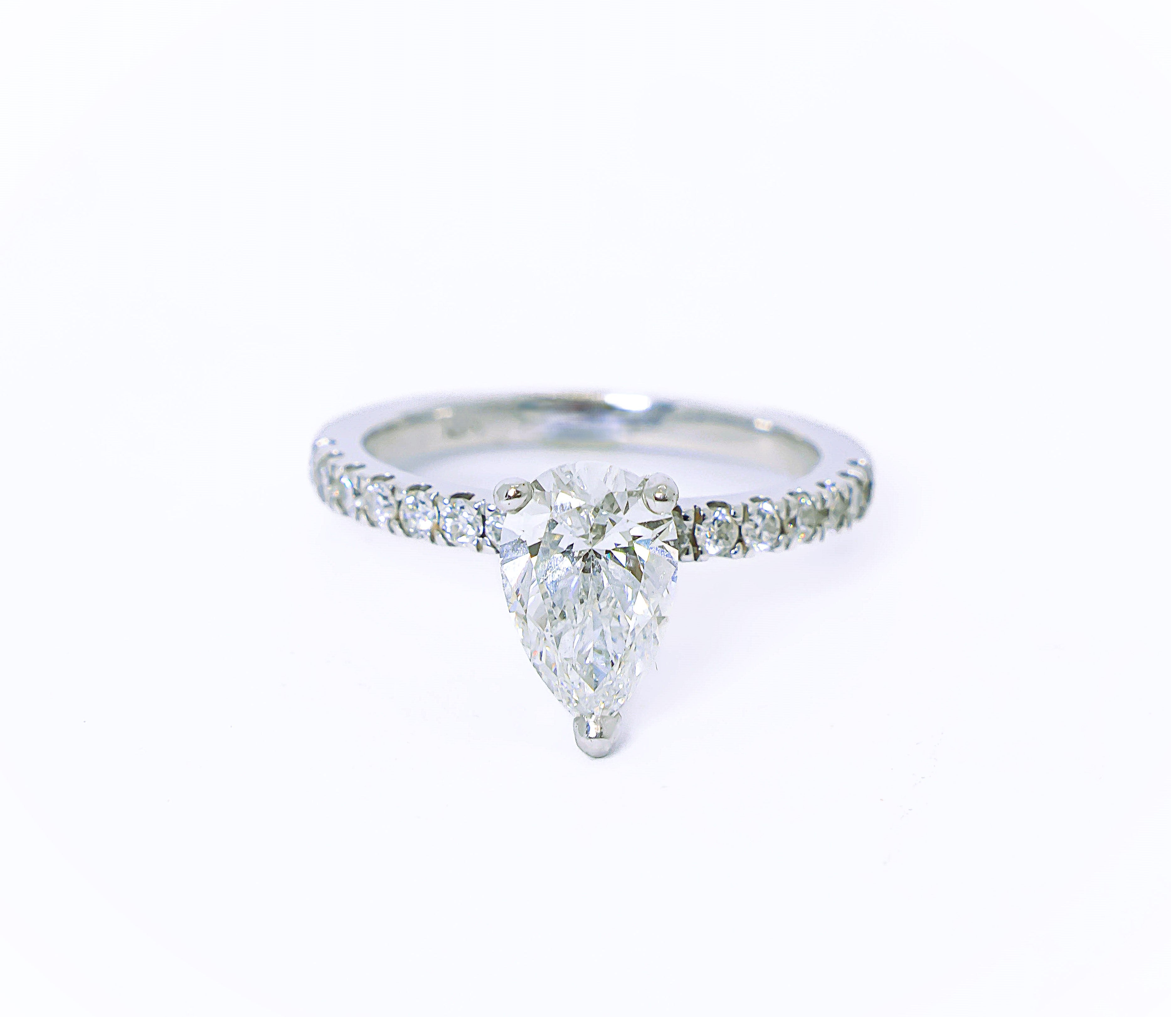 Bague de fiançailles solitaire en or blanc 18 carats avec diamant de laboratoire poire de 1 carat