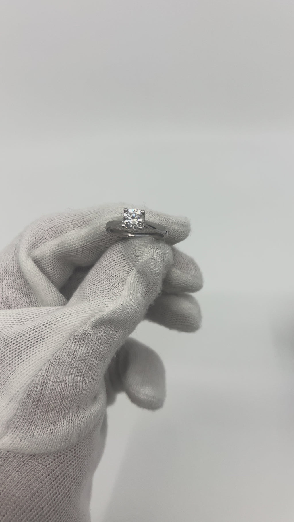 18k White Gold Solitaire Engagement Ring with 1.05ct center diamond