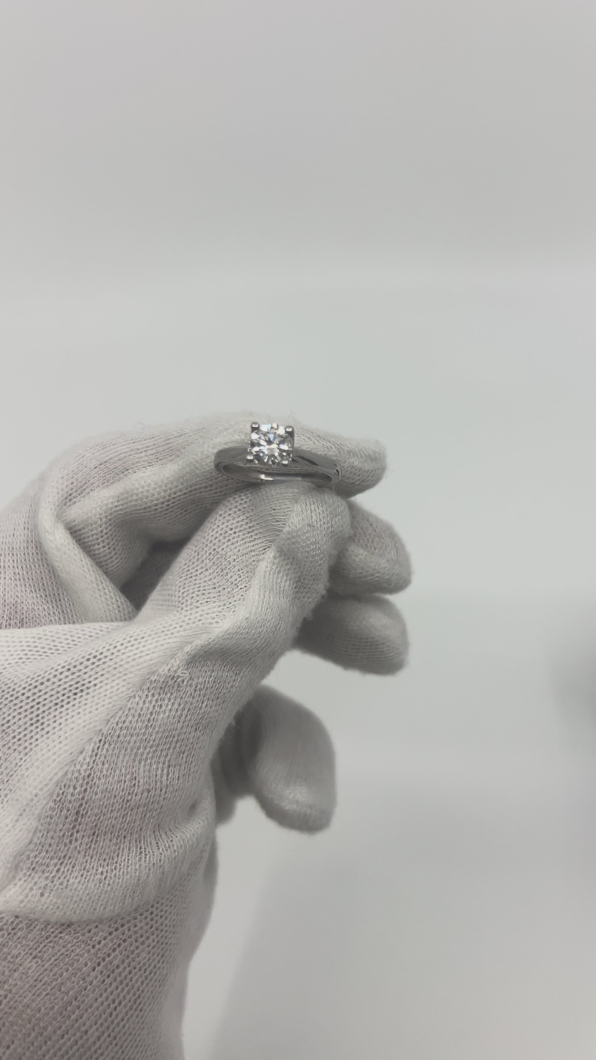 18k White Gold Solitaire Engagement Ring with 1.05ct center diamond