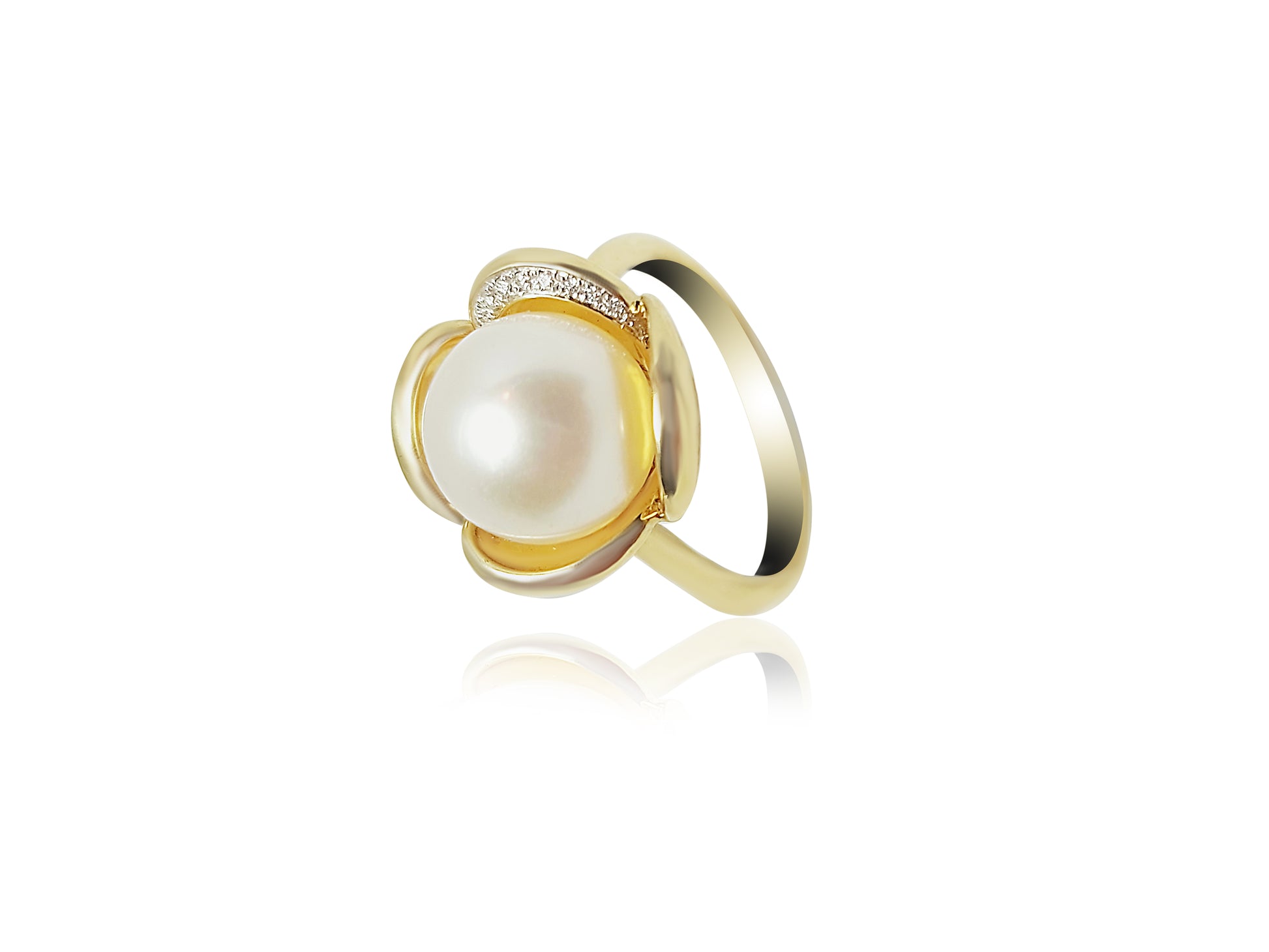 Gold Ring with Pearl and diamonds