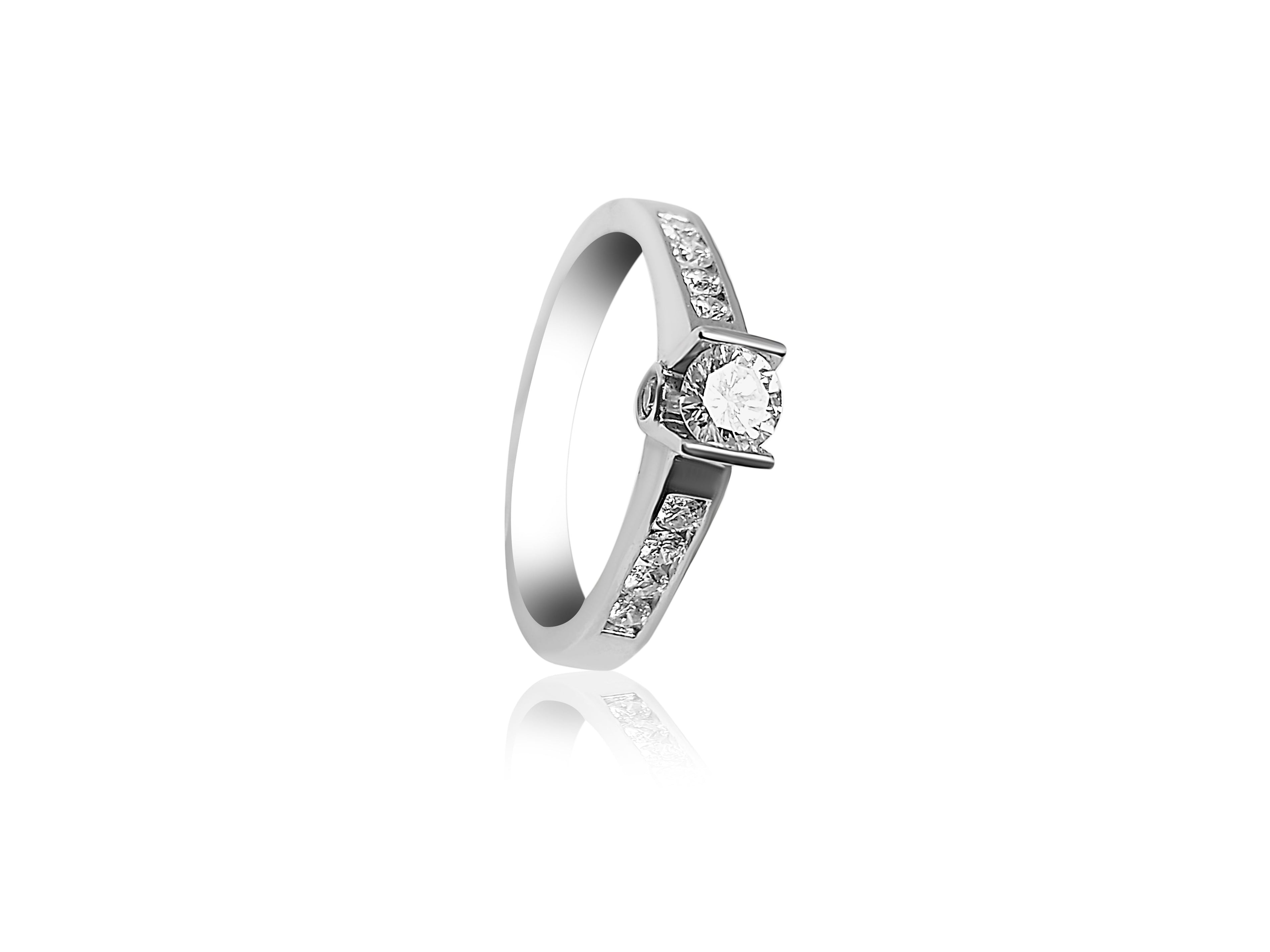 Bague de fiançailles pavée avec diamants